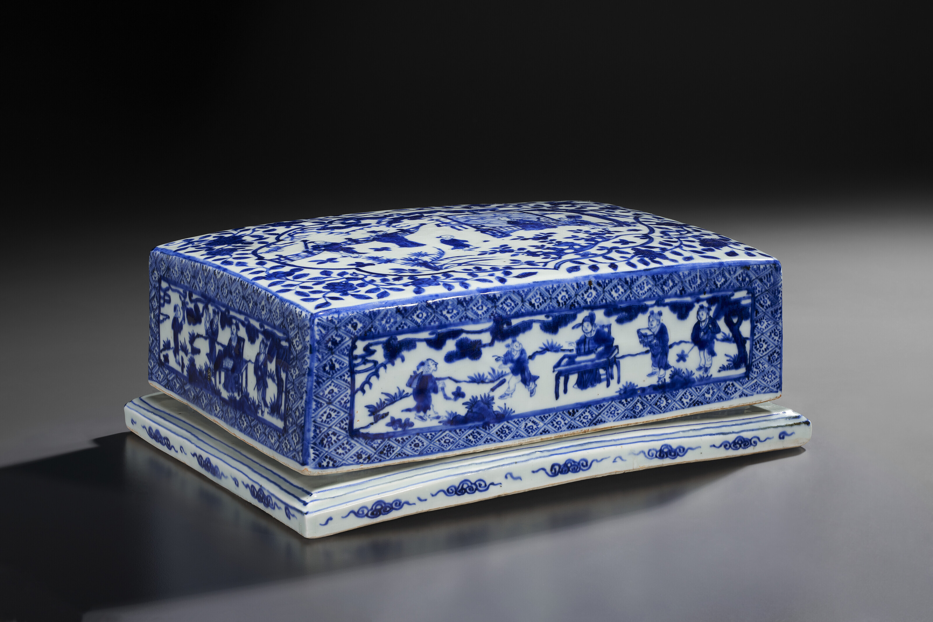 トールペイント作品　Lines in Blue A blue and white '100 boys' circular box with cover, Ming