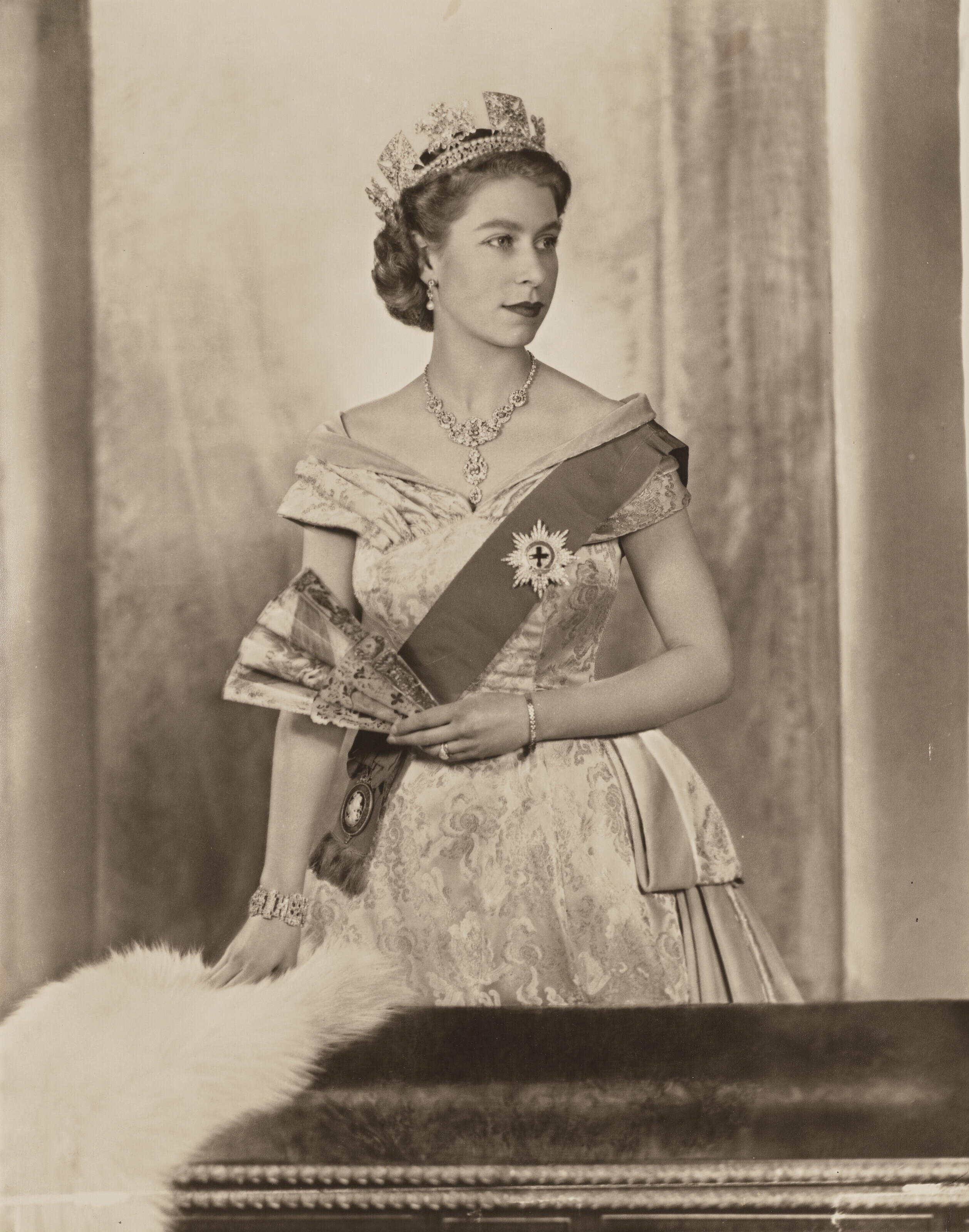 Catalog image of Queen Elizabeth II, 1952
