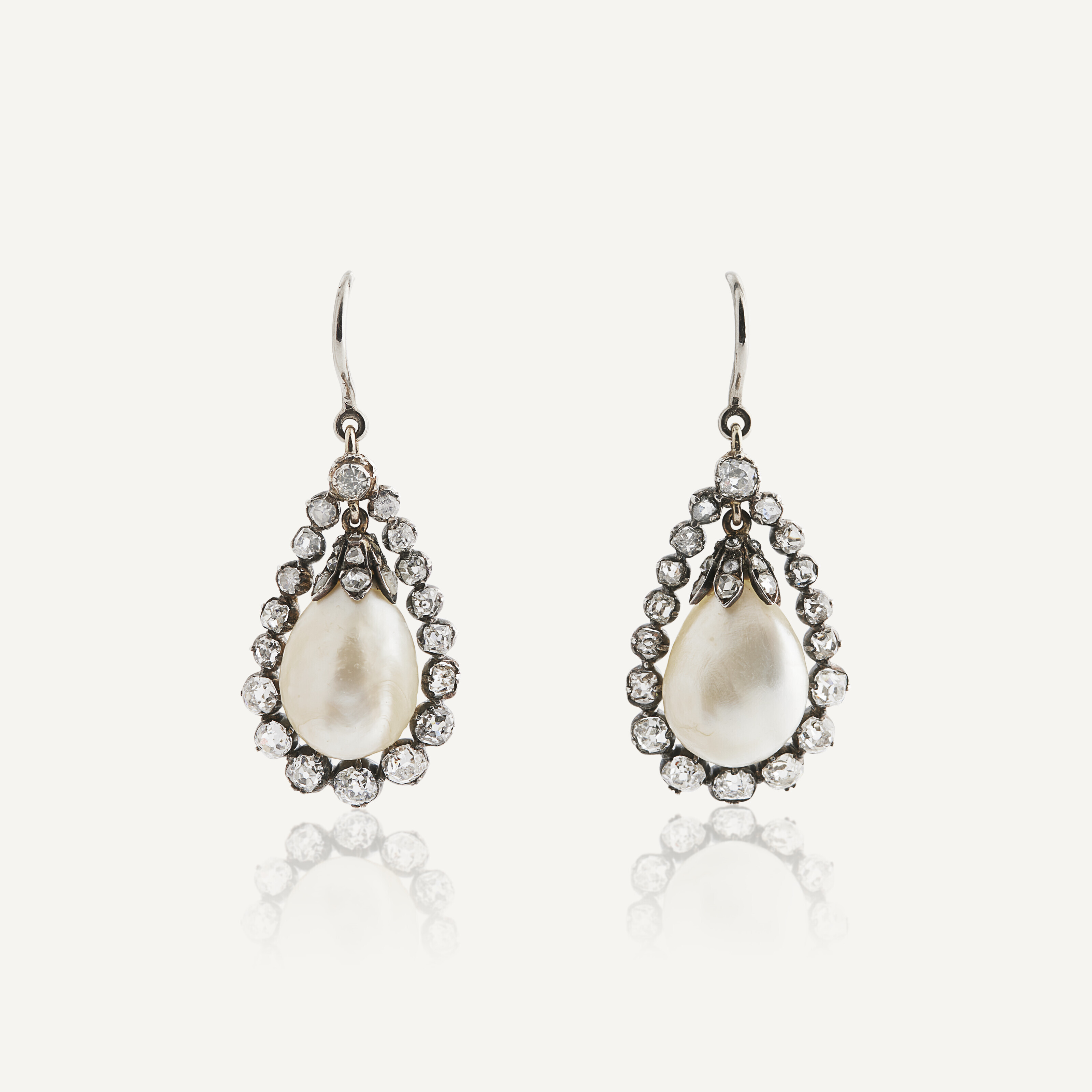 Paire de boucles d'oreilles en or rosé, au centre améthystes facettées