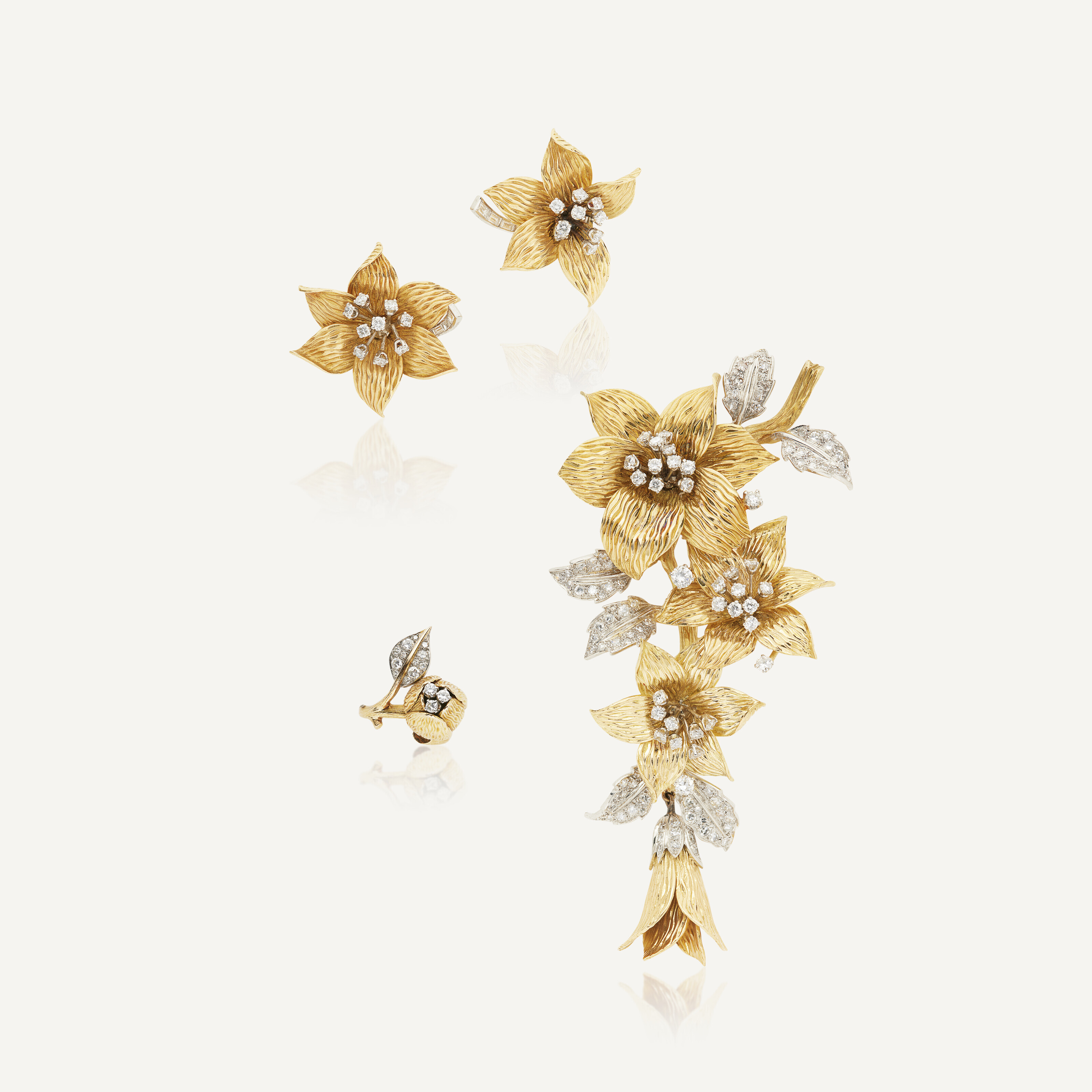 VAN CLEEF & ARPELS ENSEMBLE ROSE DE NOËL BROCHE ET BOUCLES D’OREILLES