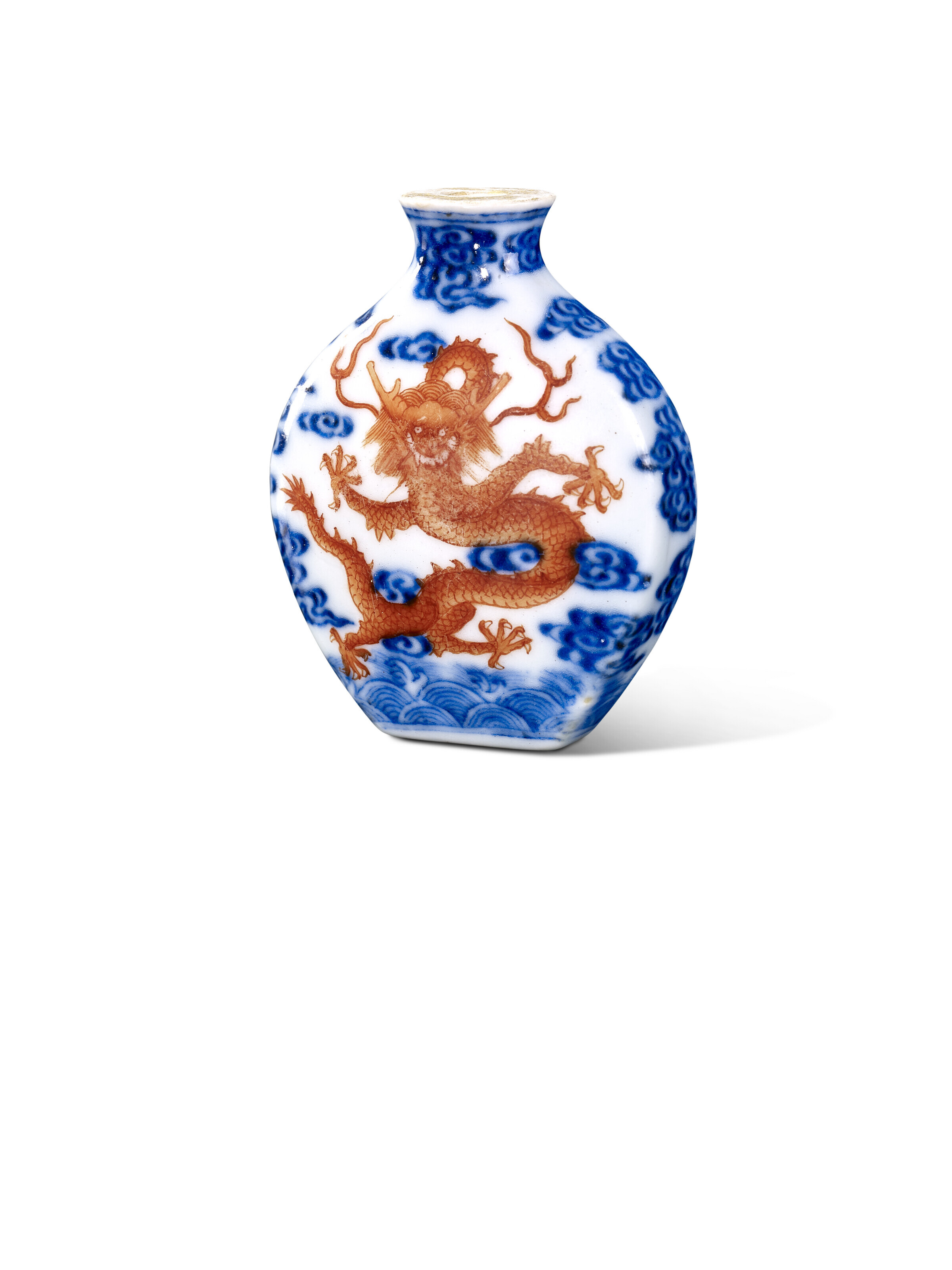 清乾隆青花矾红云龙赶珠纹鼻烟壶矾红四字篆书款, CHINA, QING DYNASTY 