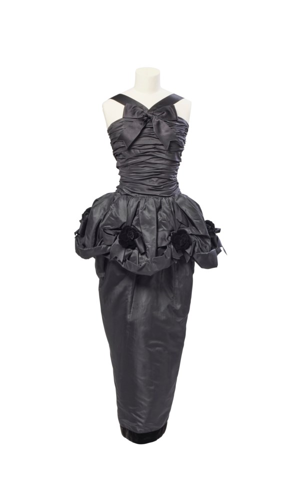 CHANEL PAR KARL LAGERFELD HAUTE COUTURE AUTOMNE HIVER 1987-1988, ENSEMBLE  DU SOIR DE TAFFETAS NOIR, BOUTONS DORÉS ET CAMÉLIAS EN VELOURS NOIRS