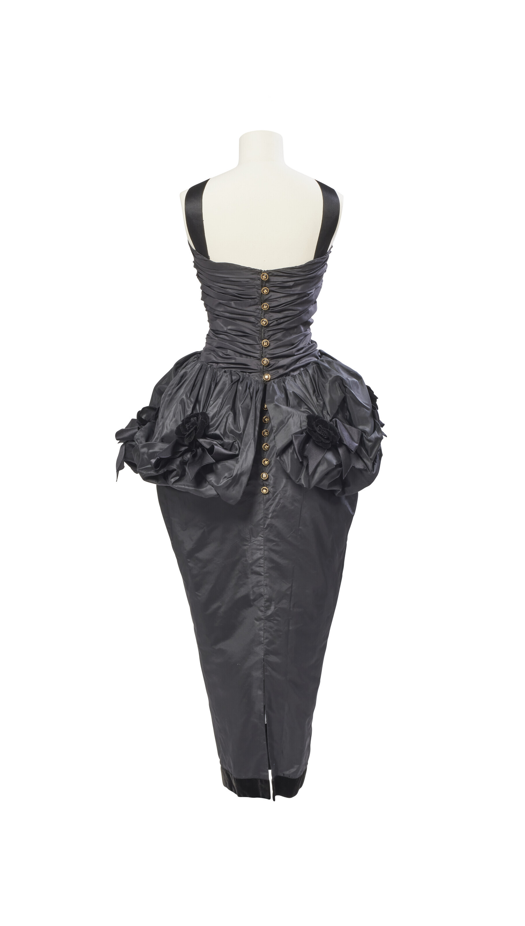 CHANEL PAR KARL LAGERFELD HAUTE COUTURE AUTOMNE HIVER 1987-1988, ENSEMBLE  DU SOIR DE TAFFETAS NOIR, BOUTONS DORS ET CAMLIAS EN VELOURS NOIRS |  Christie's