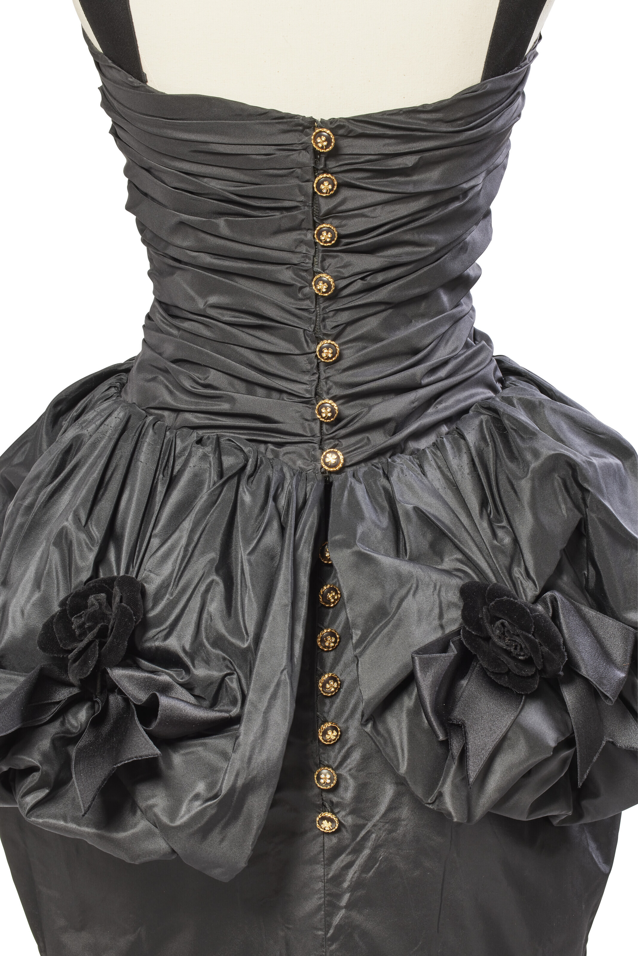 CHANEL PAR KARL LAGERFELD HAUTE COUTURE AUTOMNE HIVER 1987-1988, ENSEMBLE  DU SOIR DE TAFFETAS NOIR, BOUTONS DORS ET CAMLIAS EN VELOURS NOIRS |  Christie's