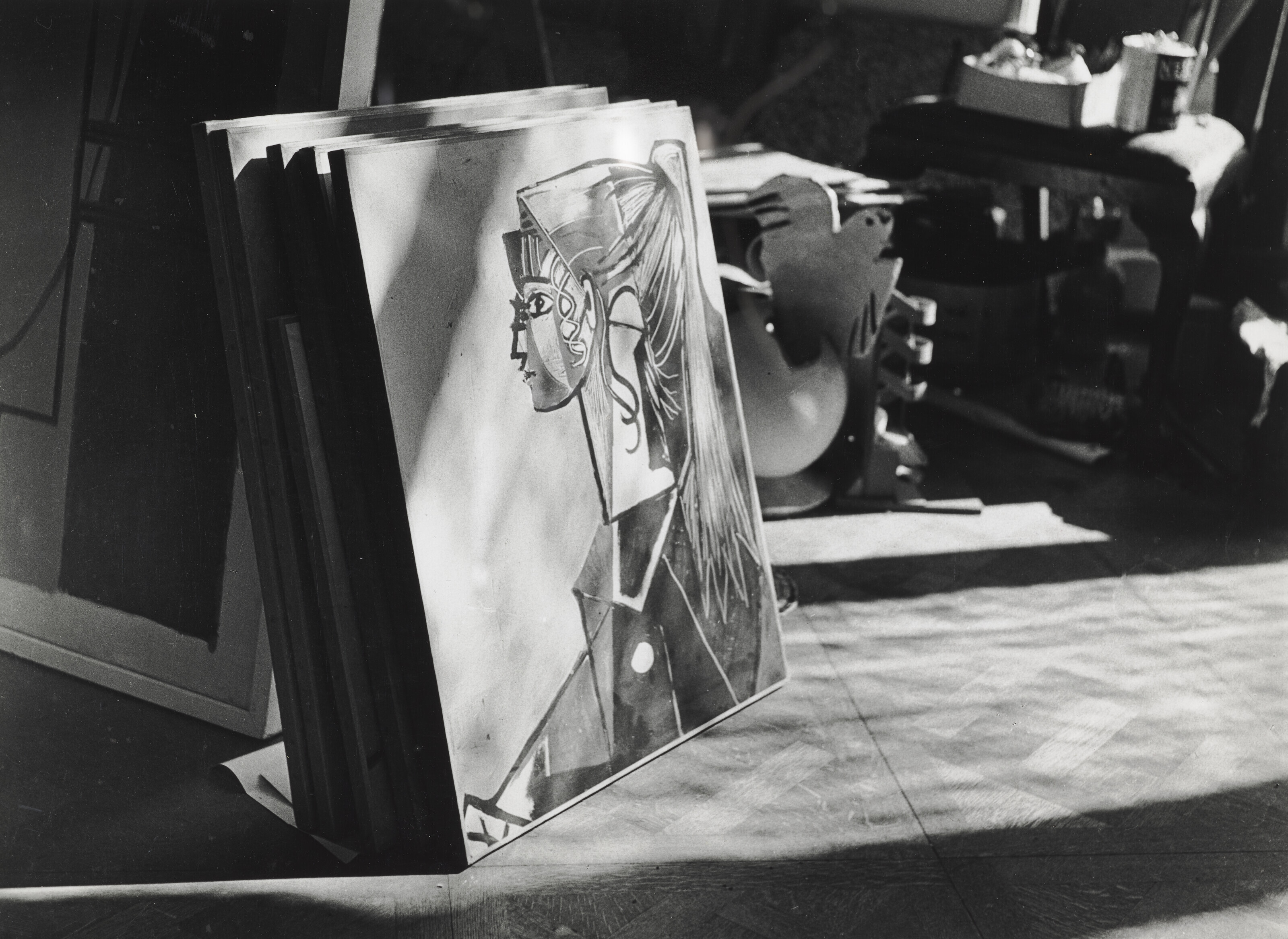 Andre Villers, L'atelier de Picasso, avec tableau portrait de Sylvette, 1954, offered in Picasso Ceramics until 1 July 2024 at Christie's Online