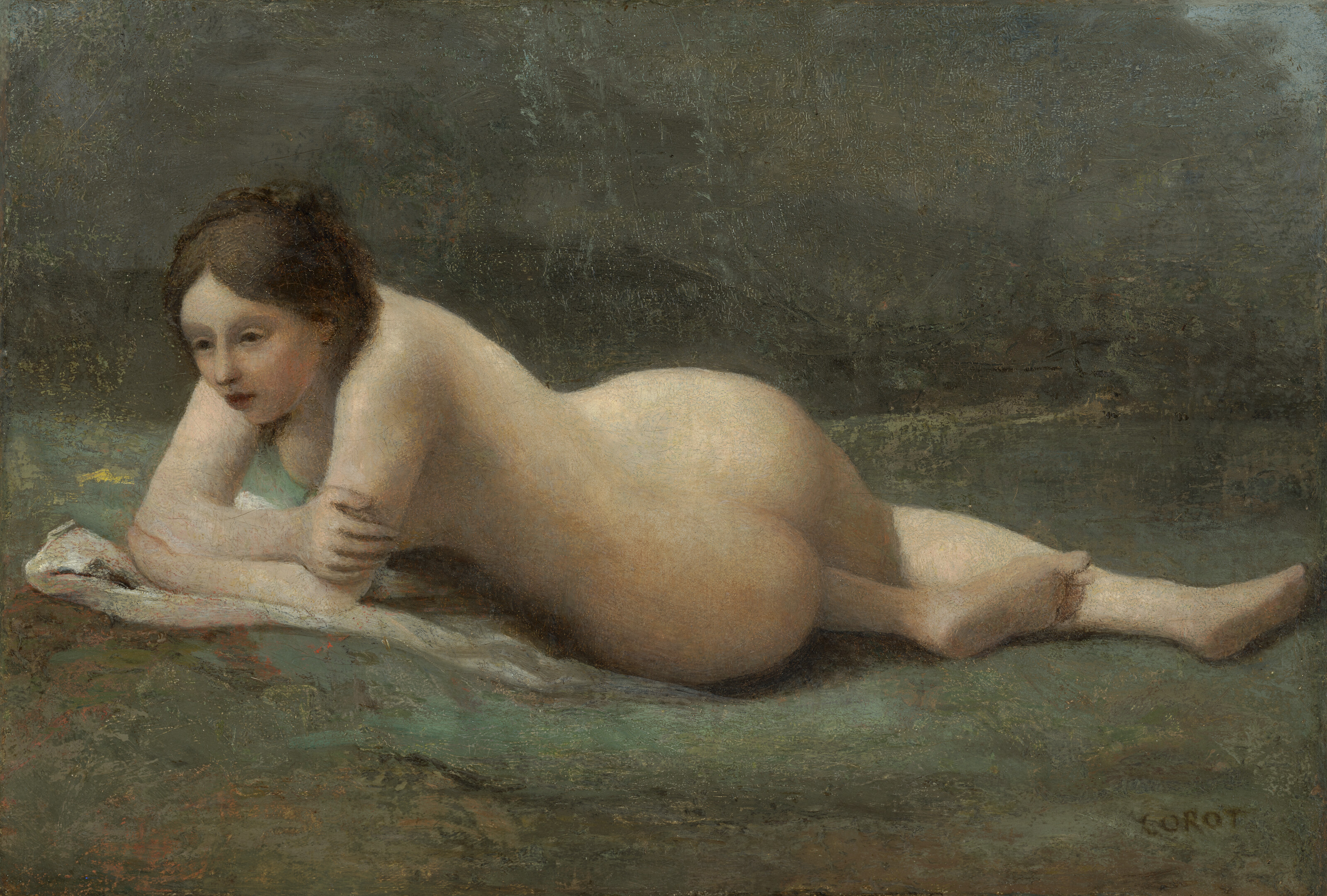 Jeune femme étendue sur l’herbe