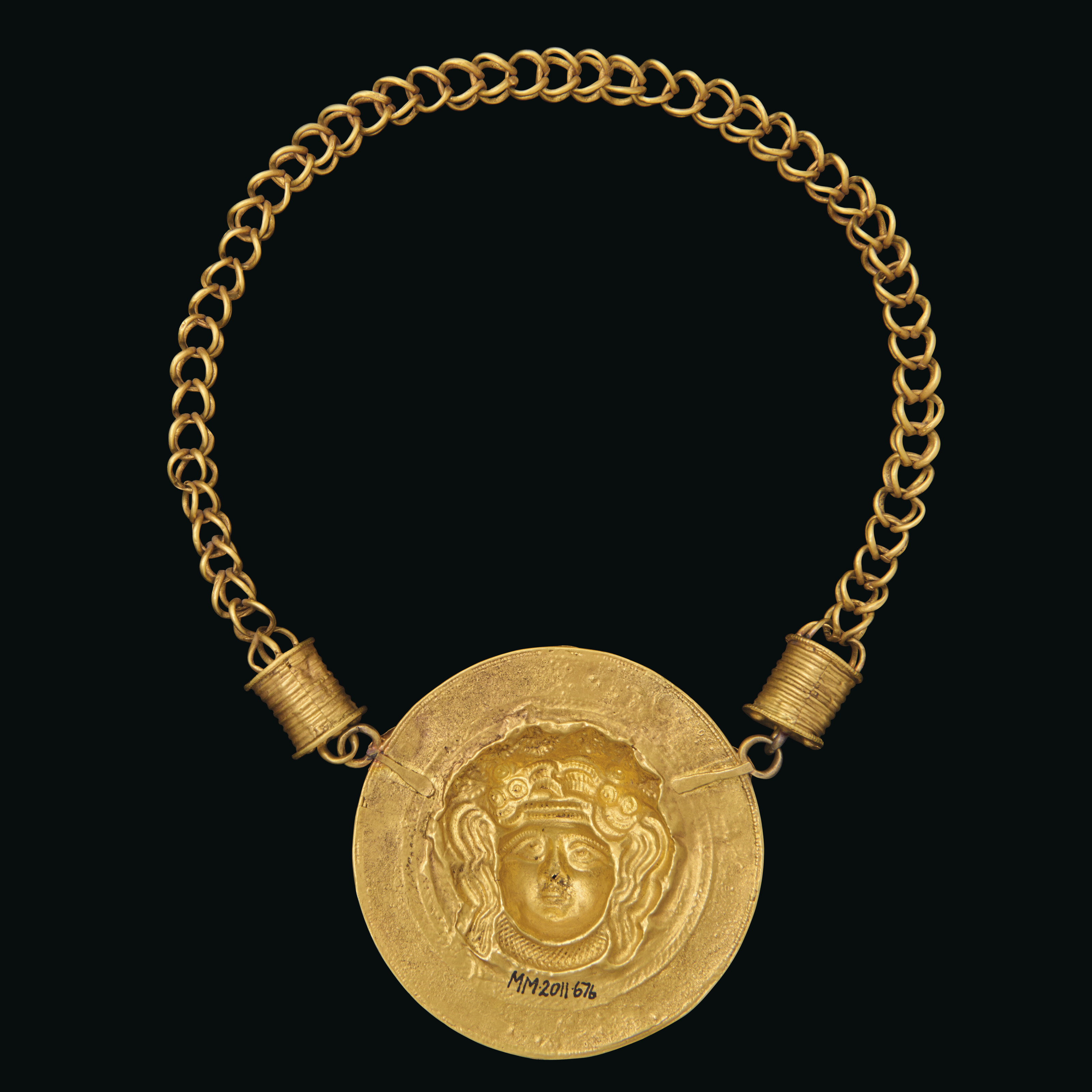AN EGYPTIAN GOLD NECKLACE WITH MEDALLION OF MEDUSA, ROMAN PERIOD