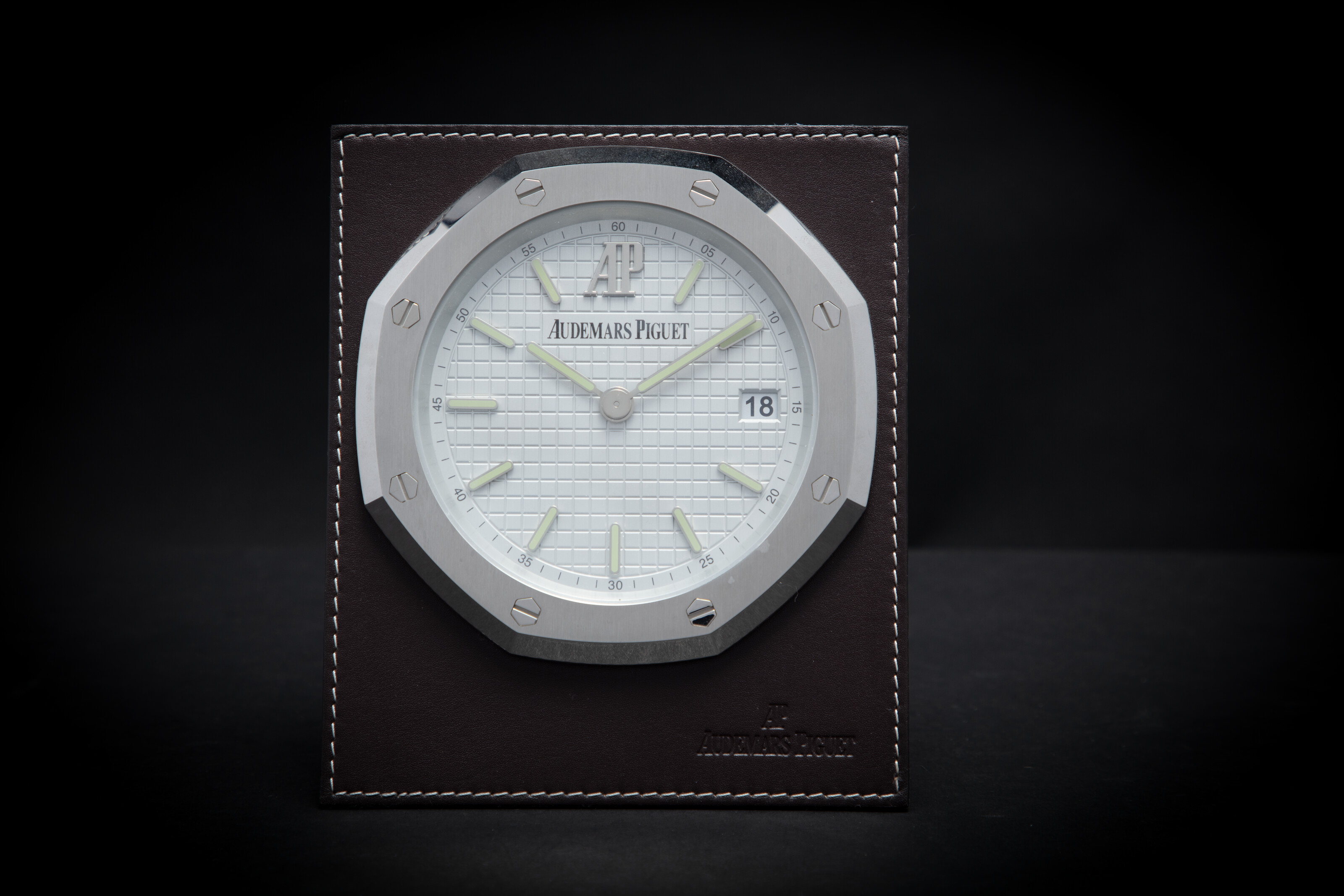 AUDEMARS PIGUET, STAINLESS STEEL AND LEATHER 'ROYAL OAK' DESK CLOCK