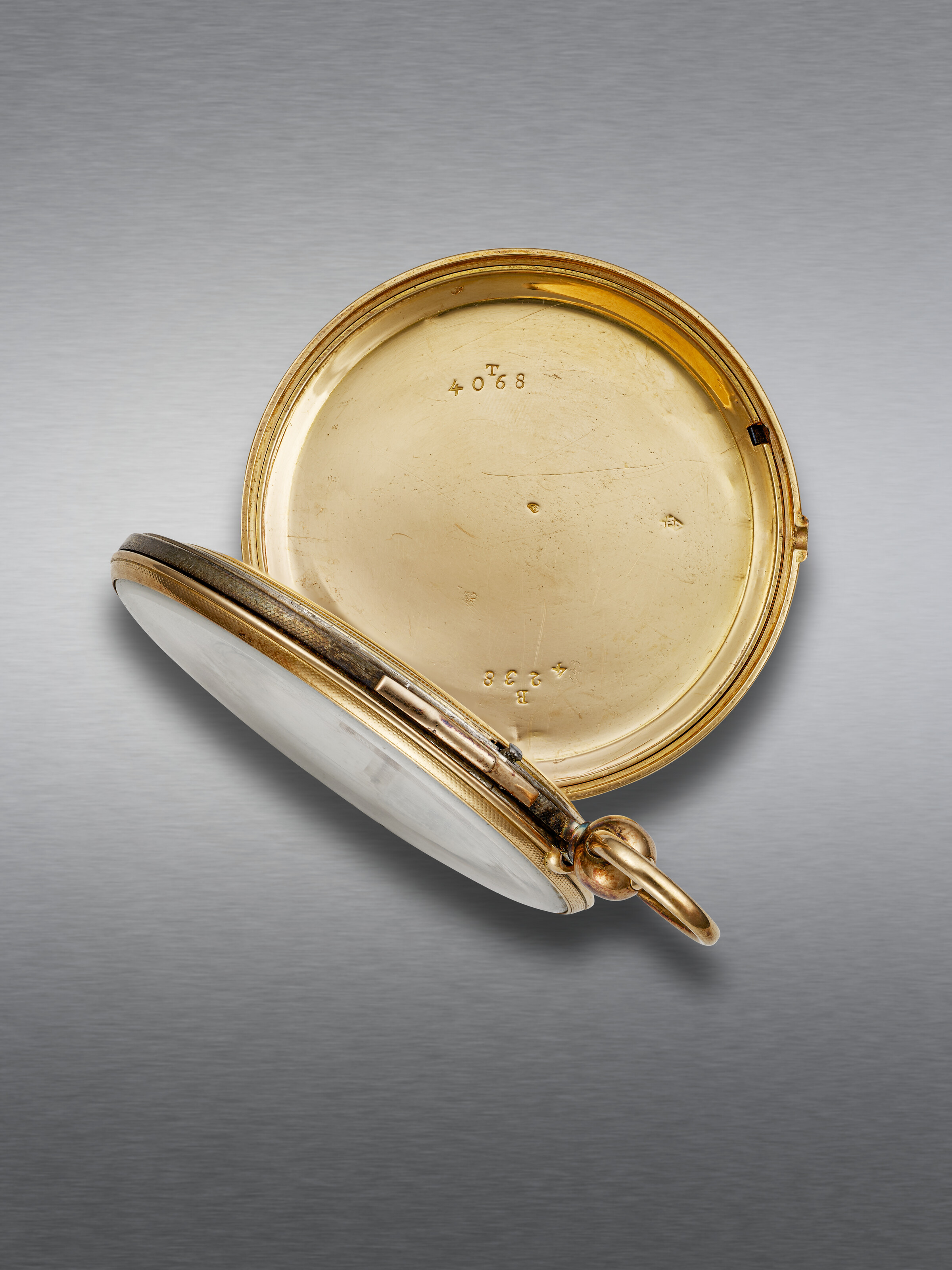 Horloge miniature française de 8 jours à chariot en laiton avec cadran - En vente sur