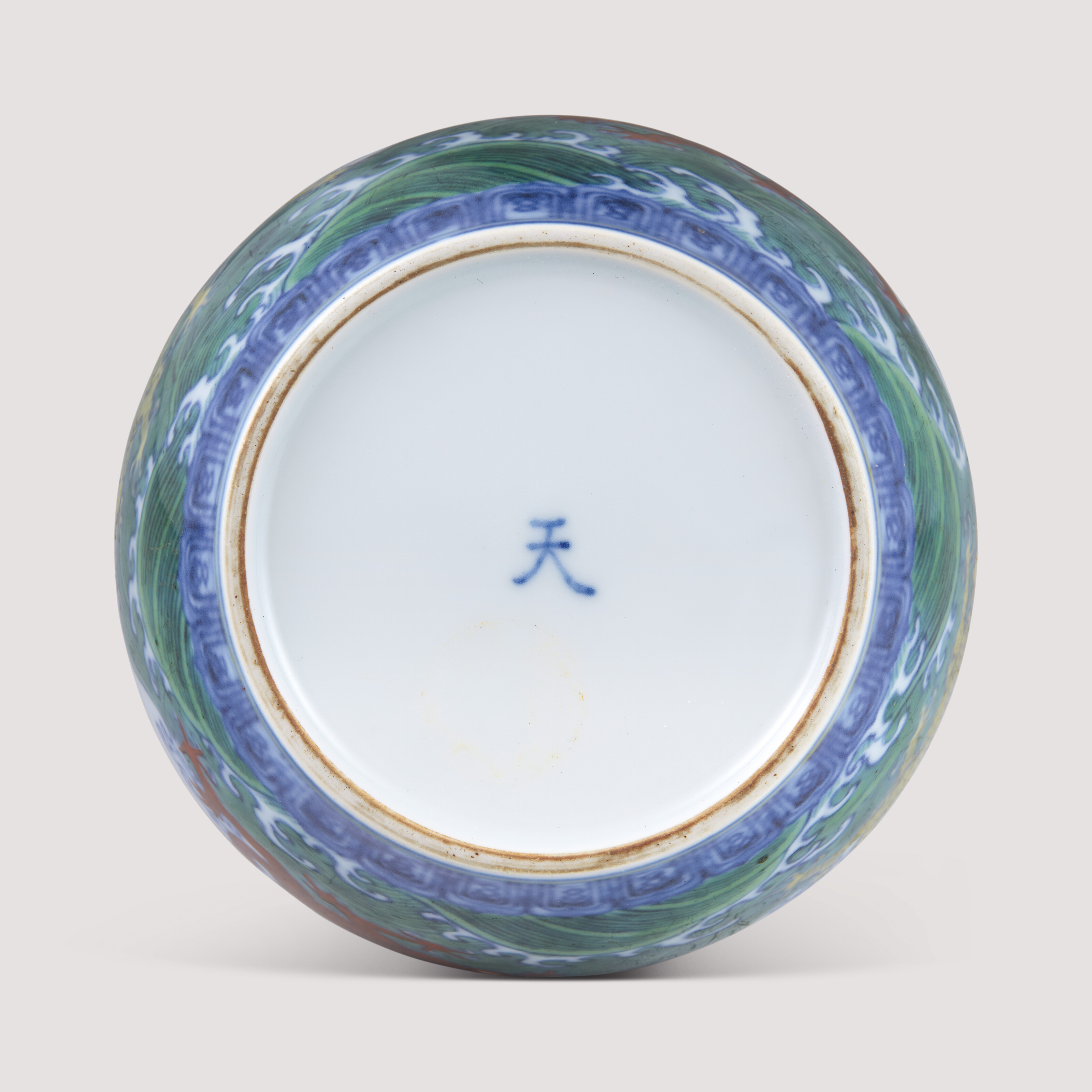 清雍正鬥彩海水異獸紋「天」字罐, YONGZHENG PERIOD (1723-1735