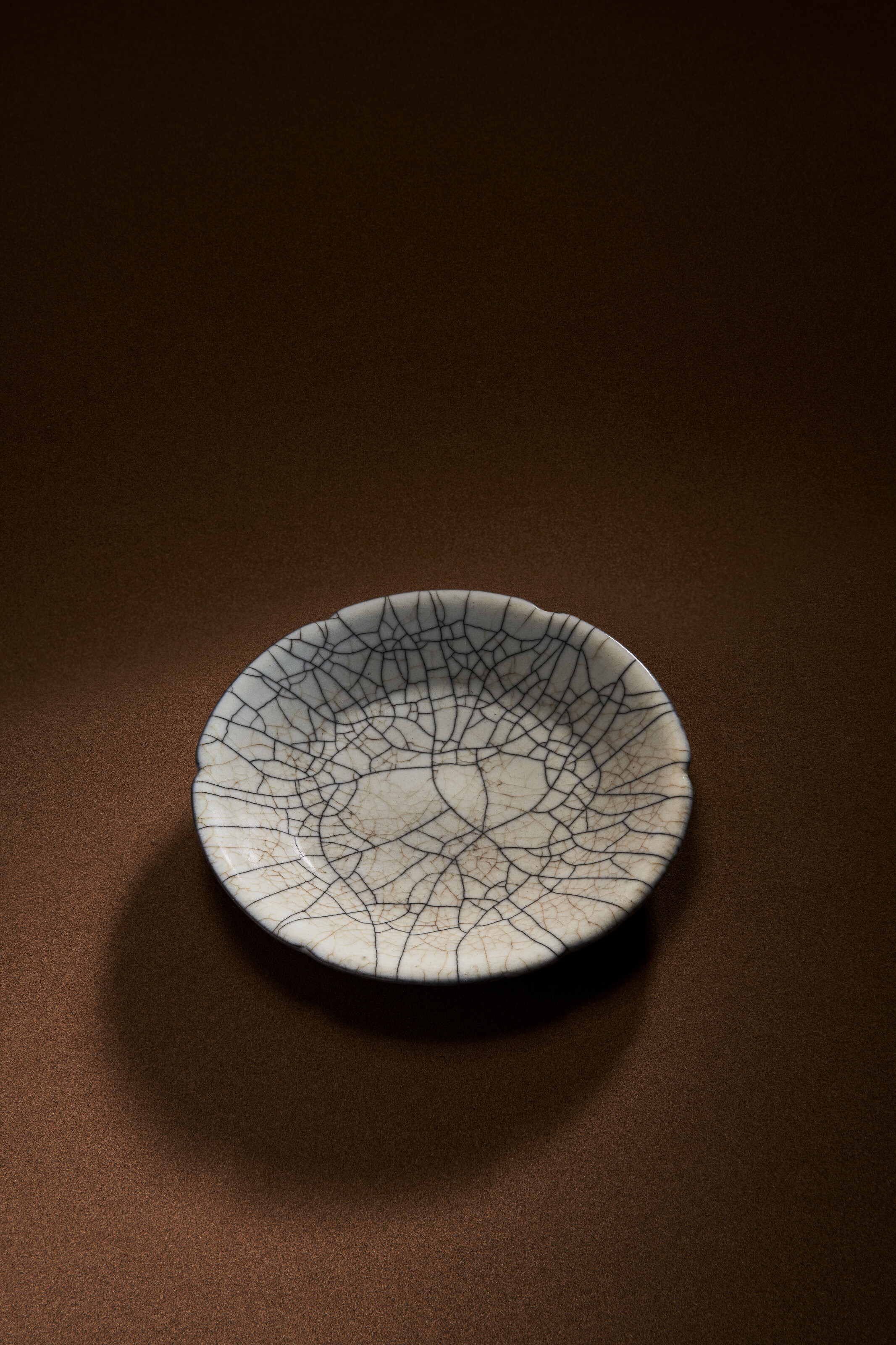 A SUPERB AND VERY RARE GE FOLIATE DISH, SOUTHERN SONG-YUAN DYNASTY
