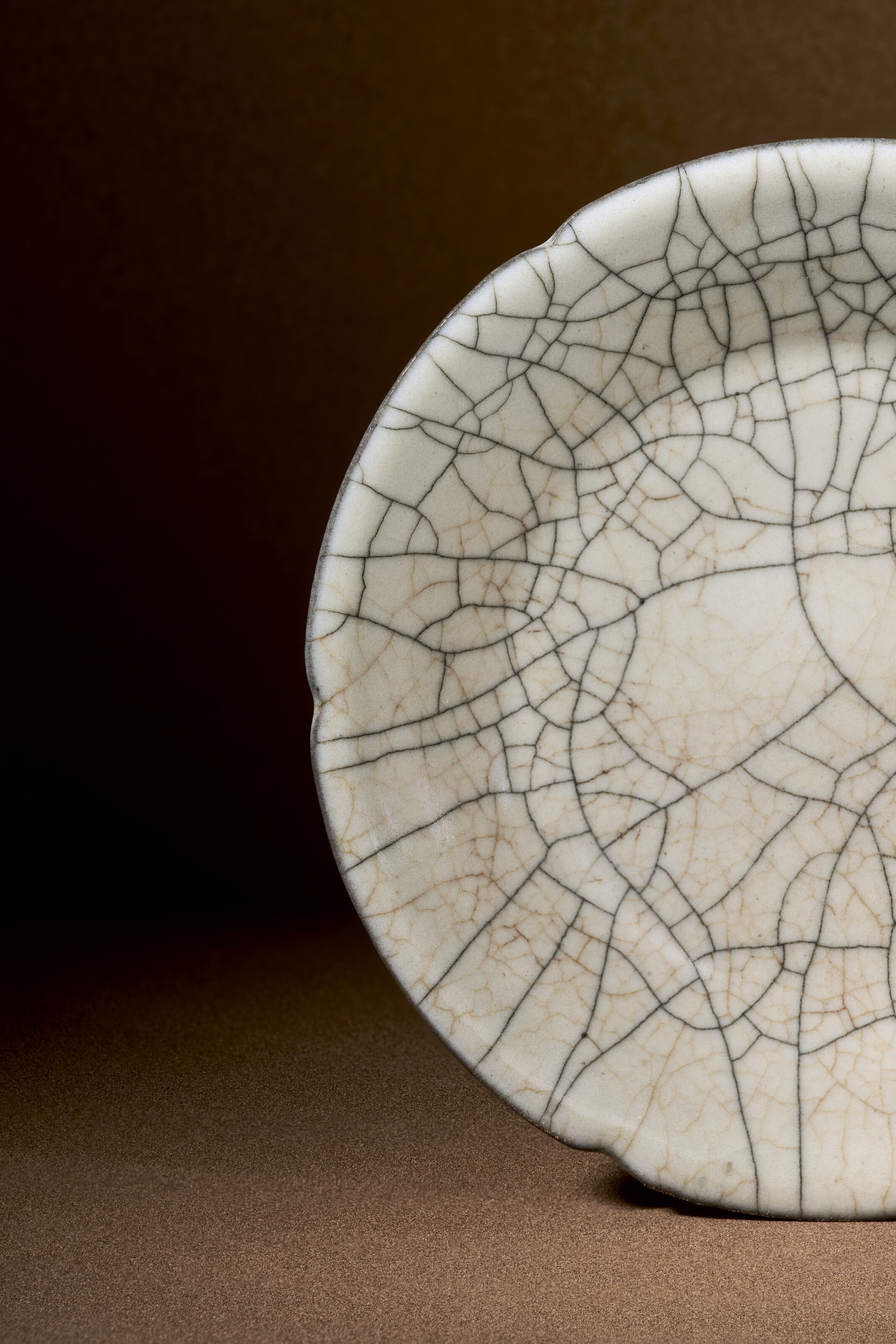 南宋/元哥窯葵口盤, SOUTHERN SONG-YUAN DYNASTY (1127-1368) | Christie's