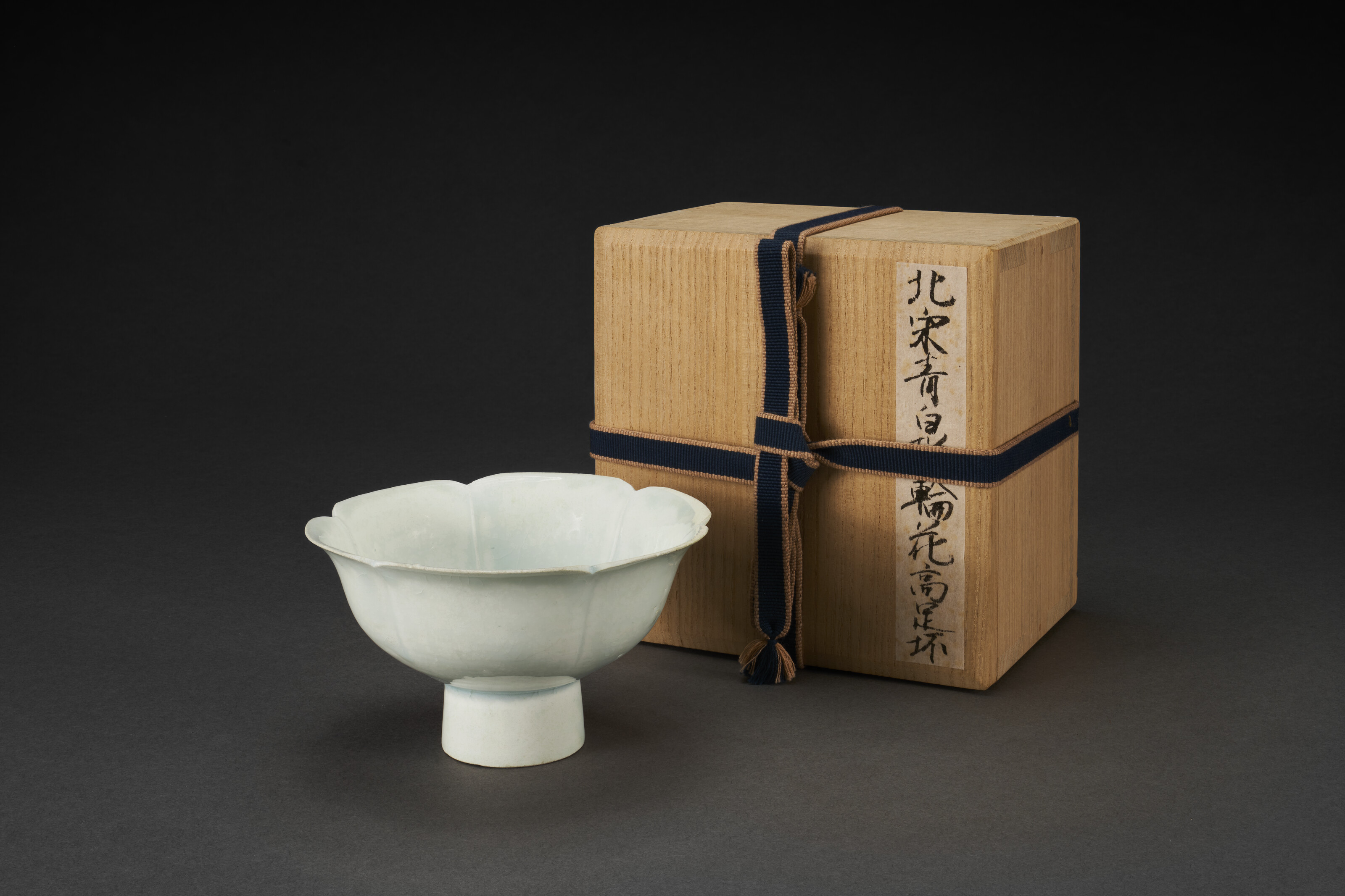 南宋/元哥窯葵口盤, SOUTHERN SONG-YUAN DYNASTY (1127-1368) | Christie's
