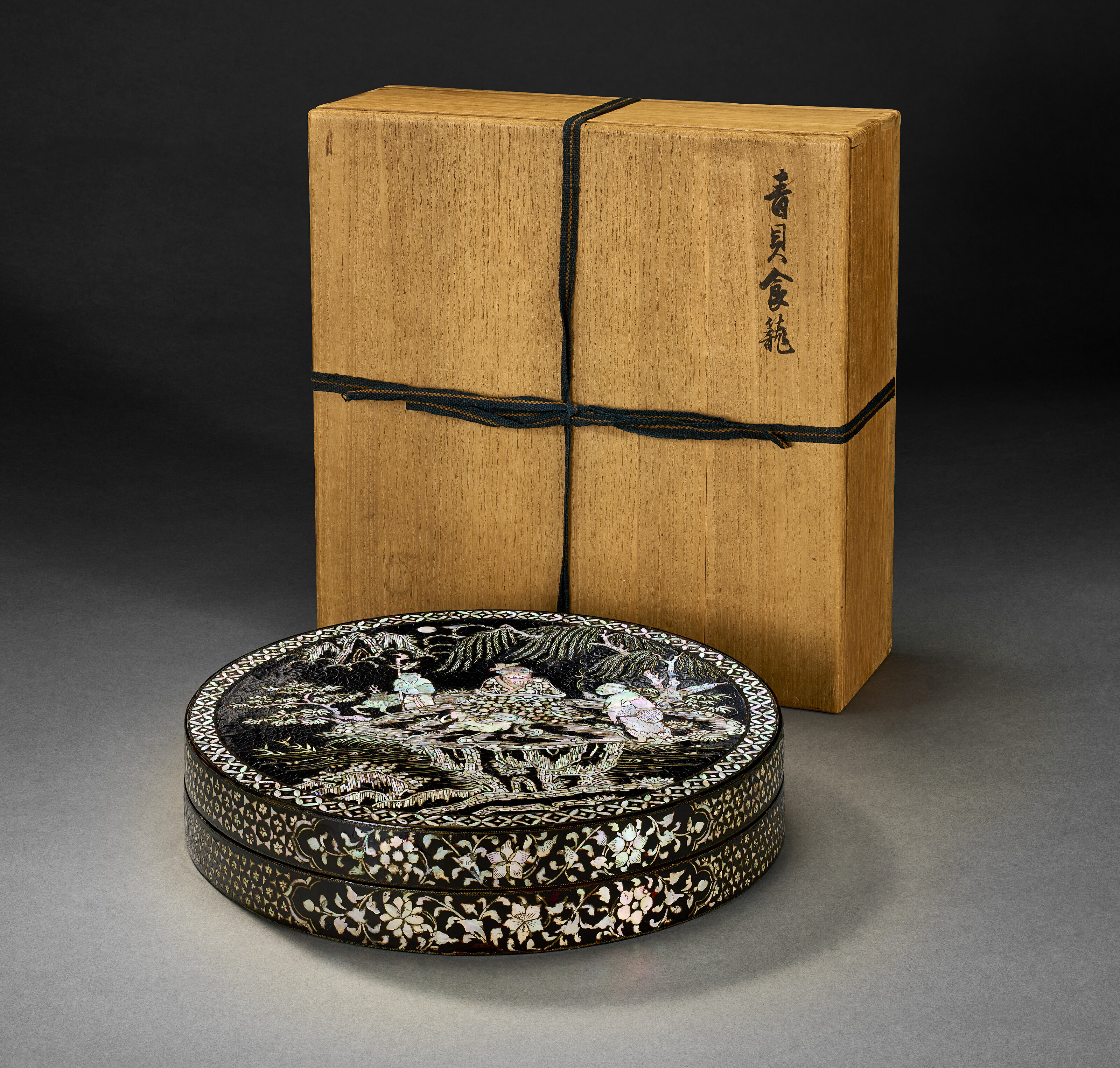 アンティークピンディッシュ Mother of Pearl Shell A MOTHER-OF-PEARL-INLAID CIRCULAR BOX AND COVER, MING DYNASTY
