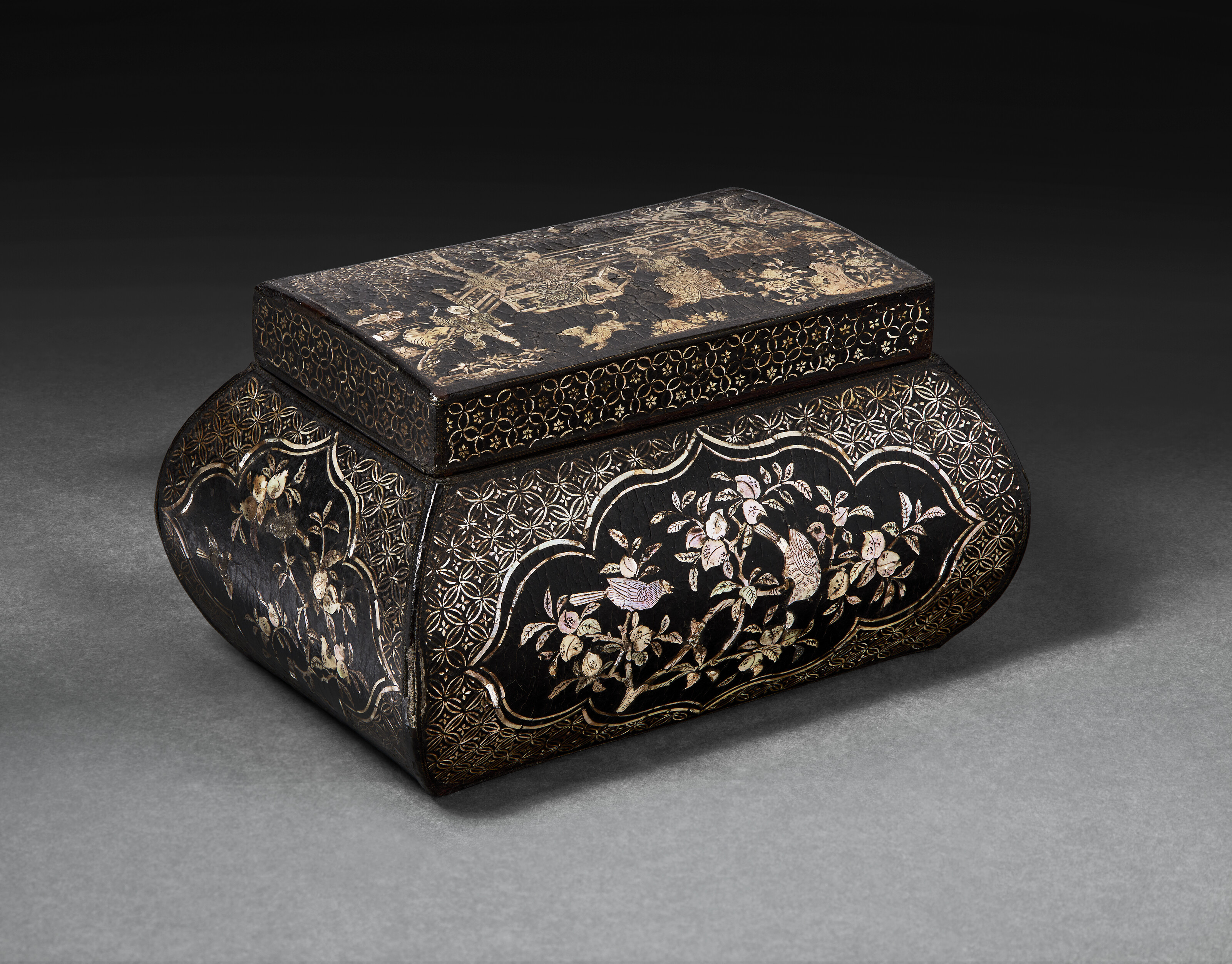 A MOTHER-OF-PEARL-INLAID CIRCULAR BOX AND COVER, MING DYNASTY