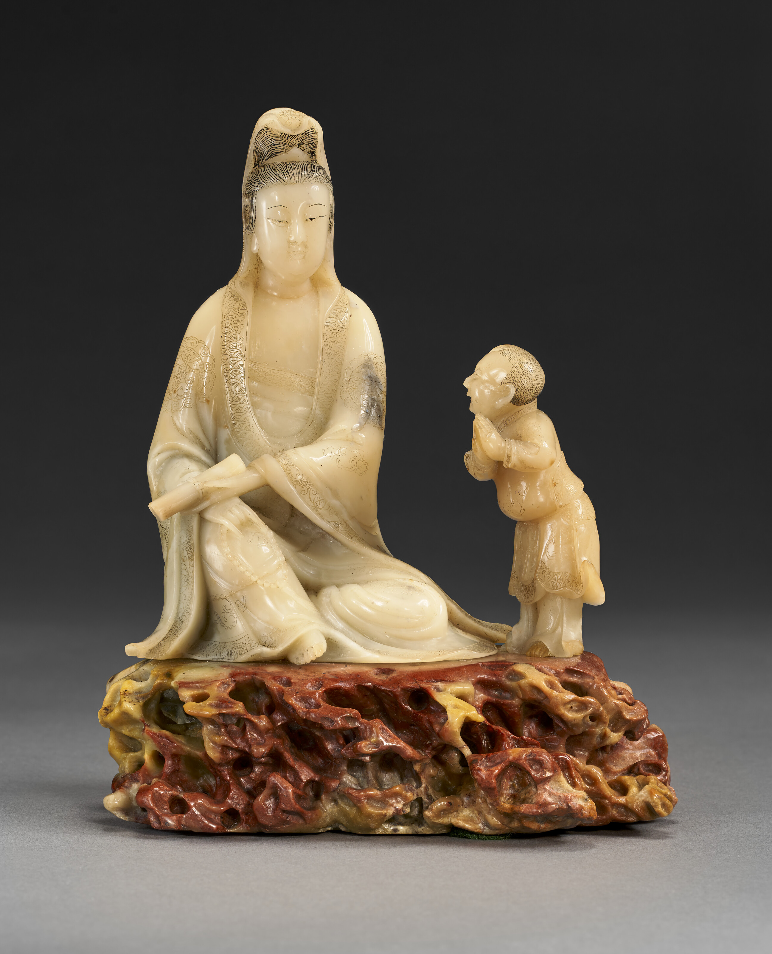 A FINELY CARVED BAIFURONG SOAPSTONE GUANYIN AND AN ACOLYTE GROUP