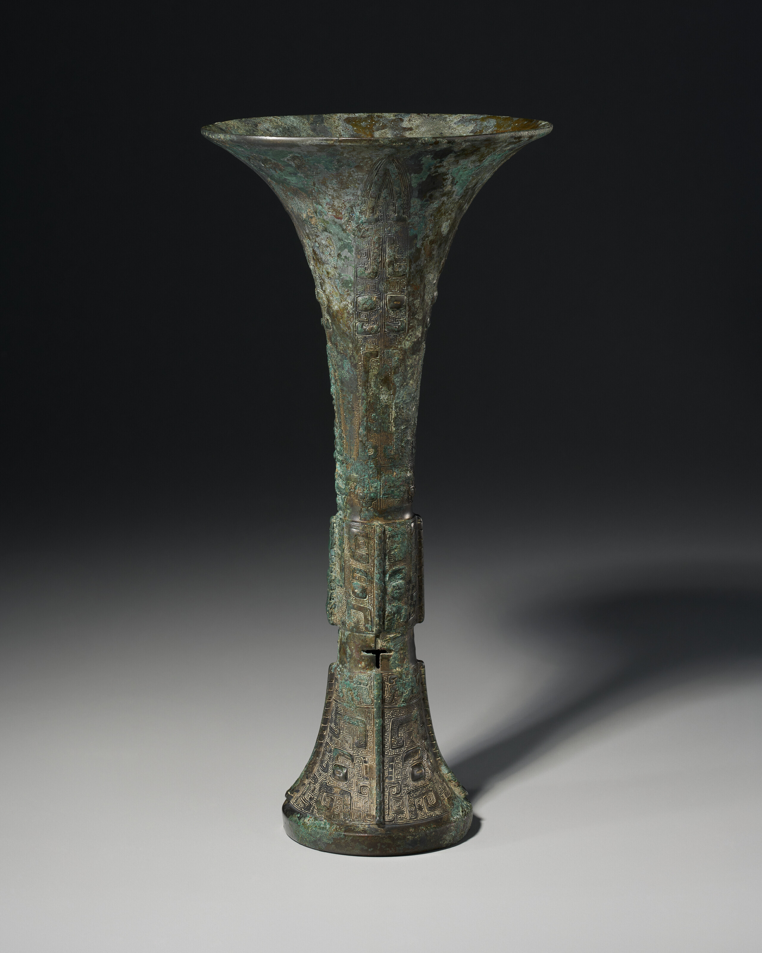 A RARE BRONZE RITUAL WINE VESSEL, ZUN, EARLY WESTERN ZHOU DYNASTY