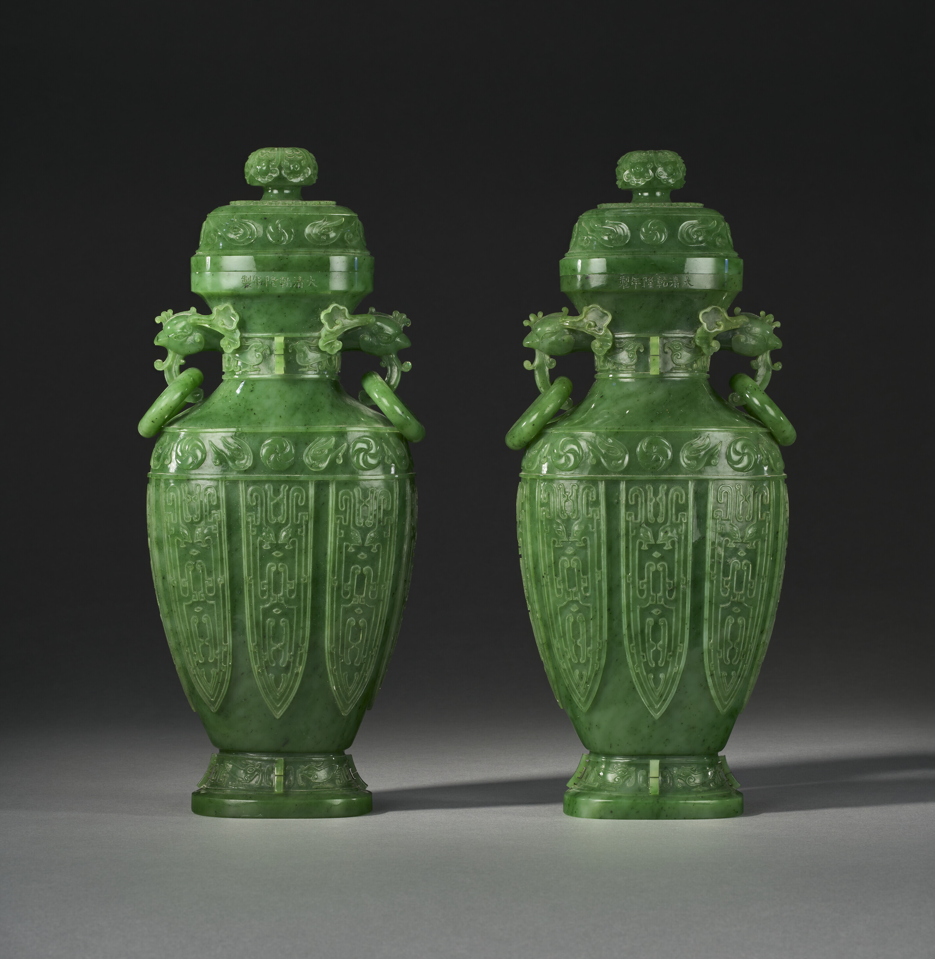 AN ARCHAISTIC SPINACH-GREEN JADE VASE AND A COVER, 19TH CENTURY
