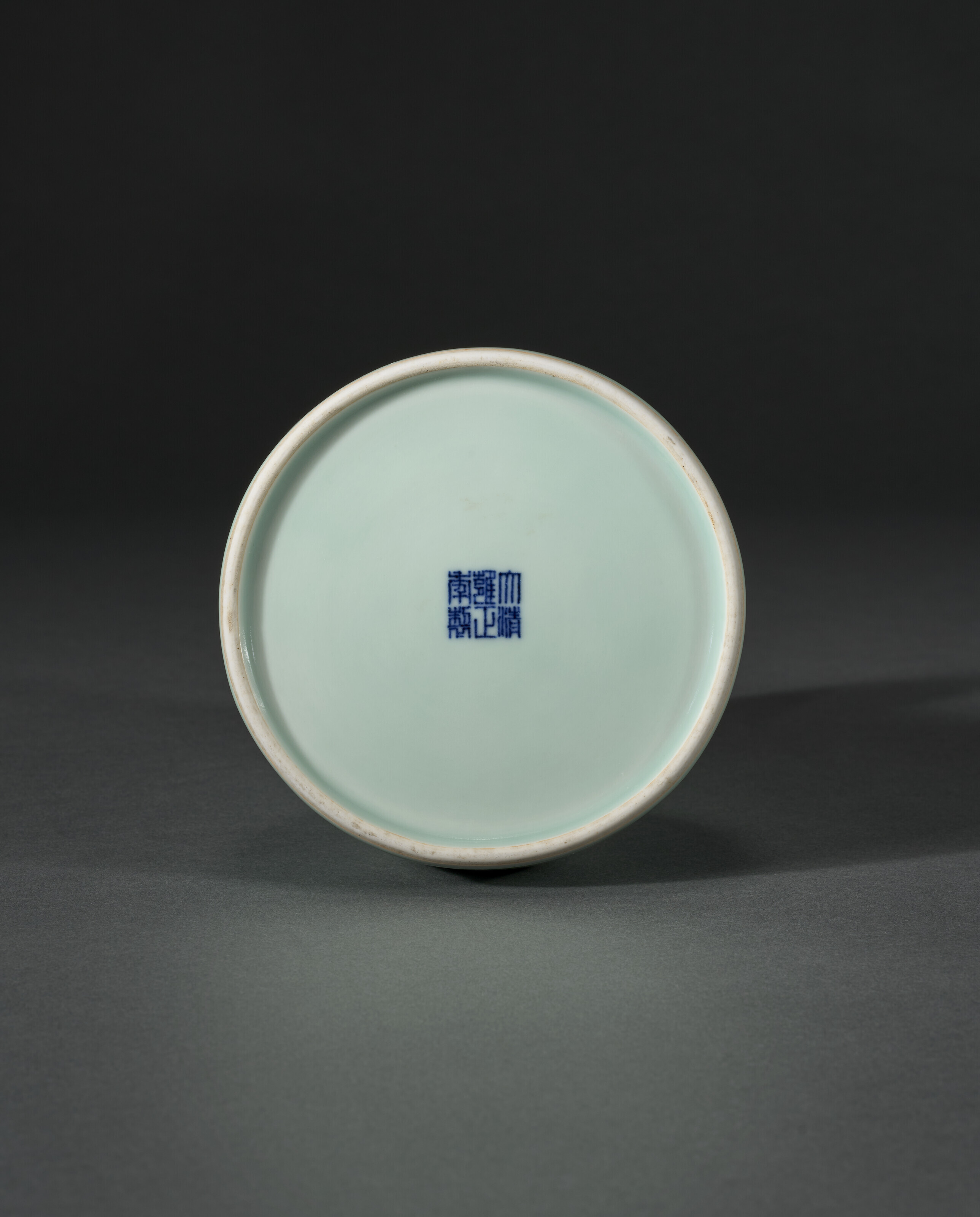 清雍正粉青釉三羊開泰尊六字篆書款, YONGZHENG SIX-CHARACTER