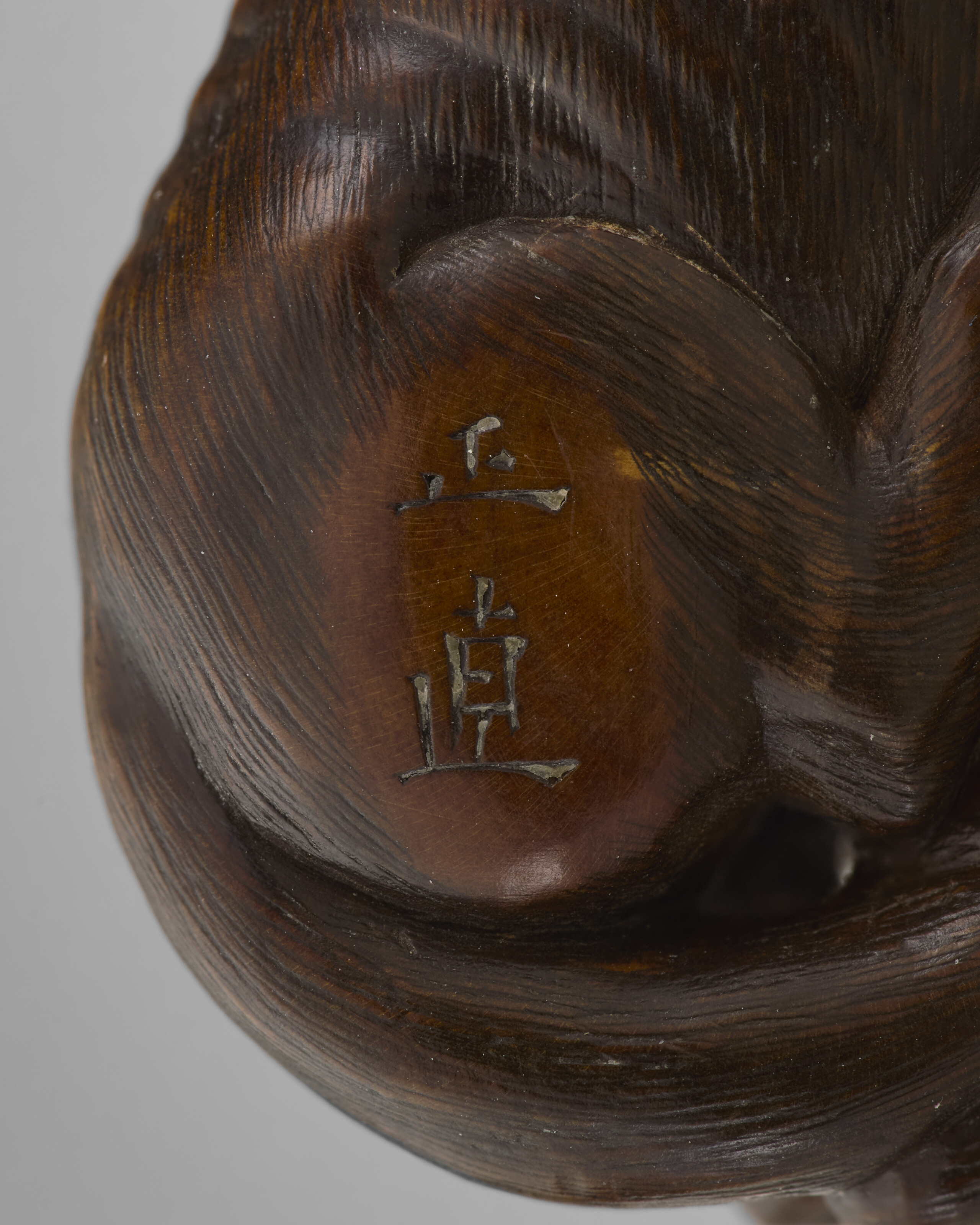 A CARVED WOOD NETSUKE OF DOGS, EDO PERIOD (19TH CENTURY), SIGNED