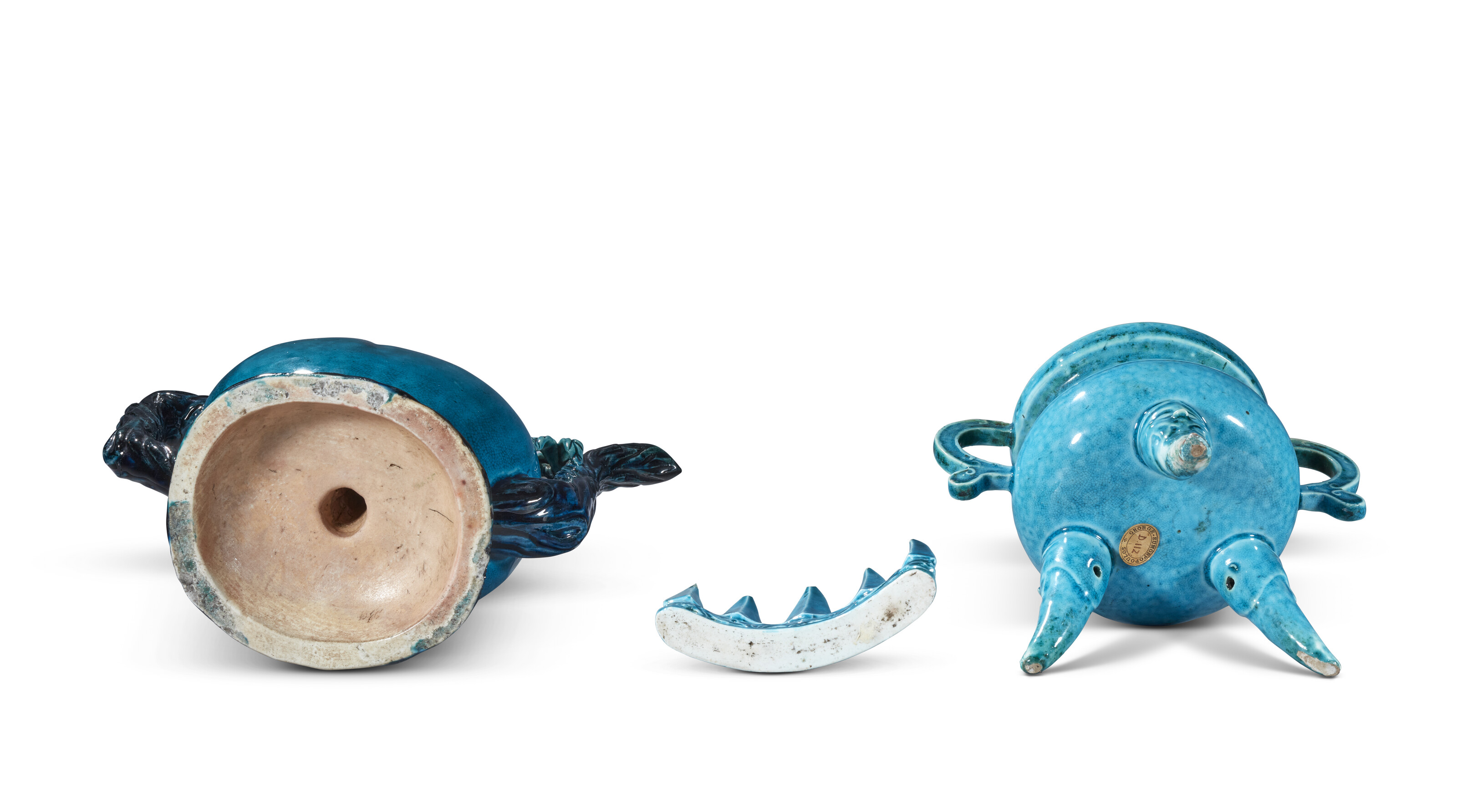 清孔雀蓝釉壶、炉、笔山及盘一组六件, CHINA, QING DYNASTY (1644-1911