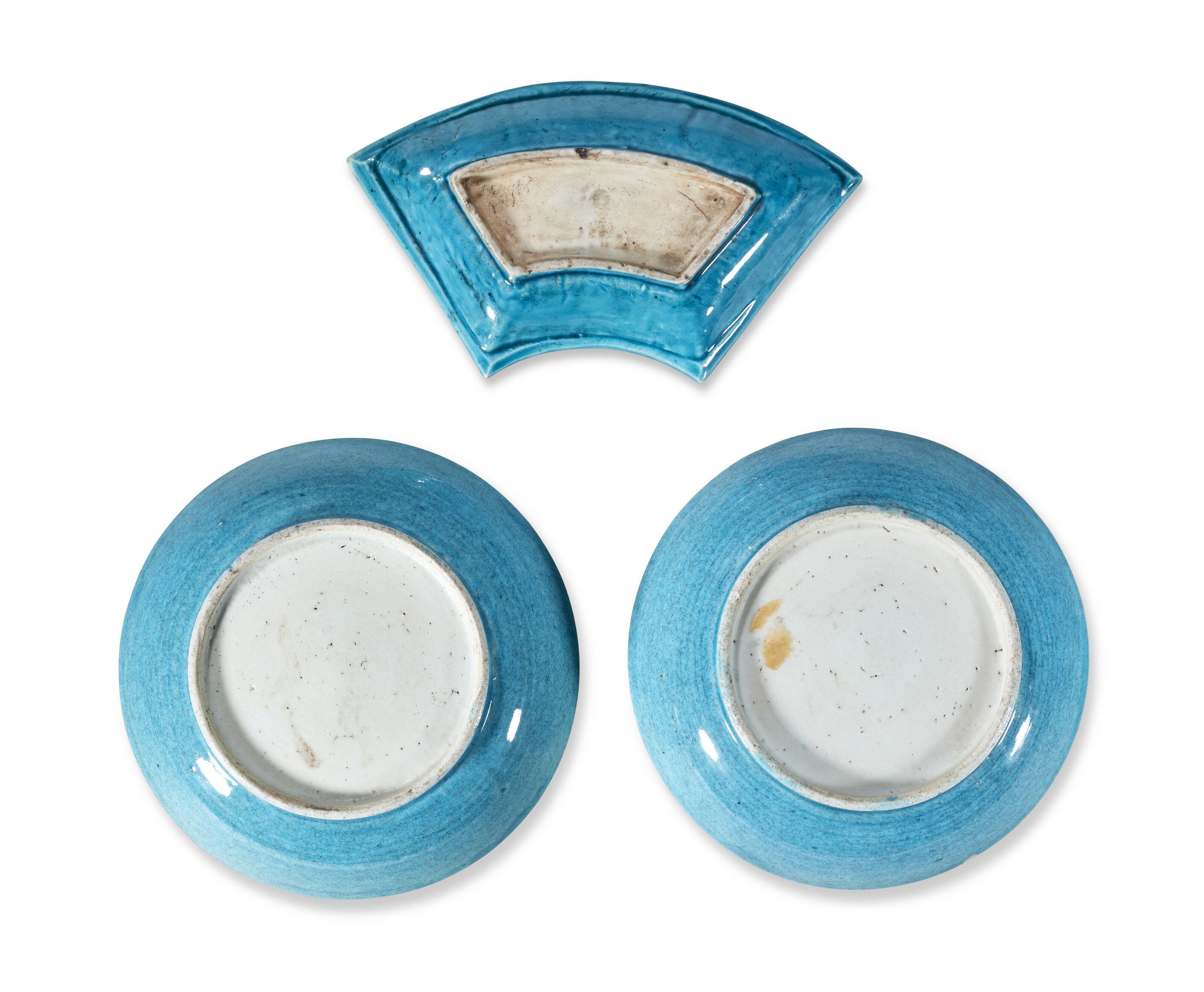 清孔雀蓝釉壶、炉、笔山及盘一组六件, CHINA, QING DYNASTY (1644-1911