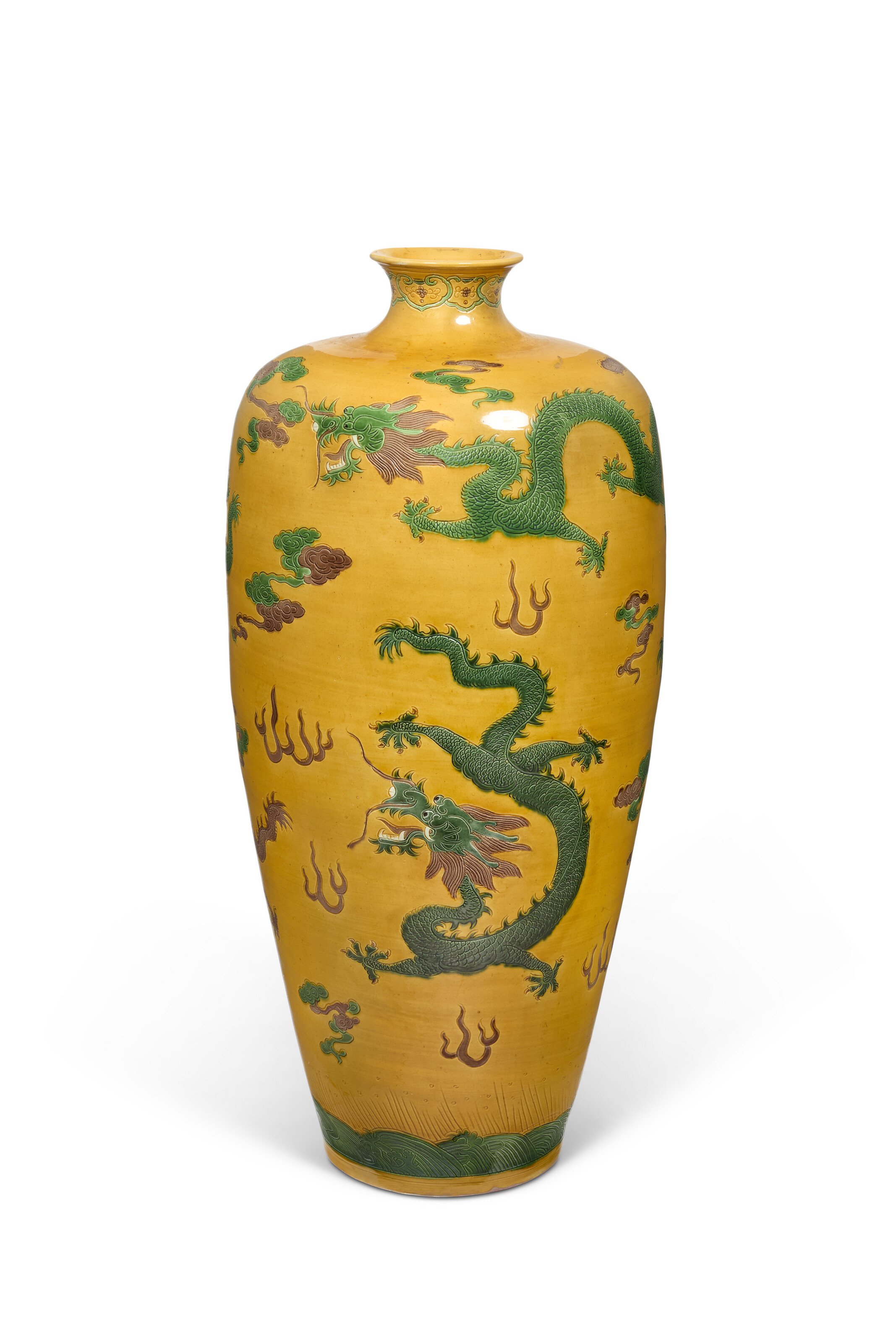 清末素三彩云龙赶珠纹梅瓶「大清康熙年制」款, CHINA, LATE QING