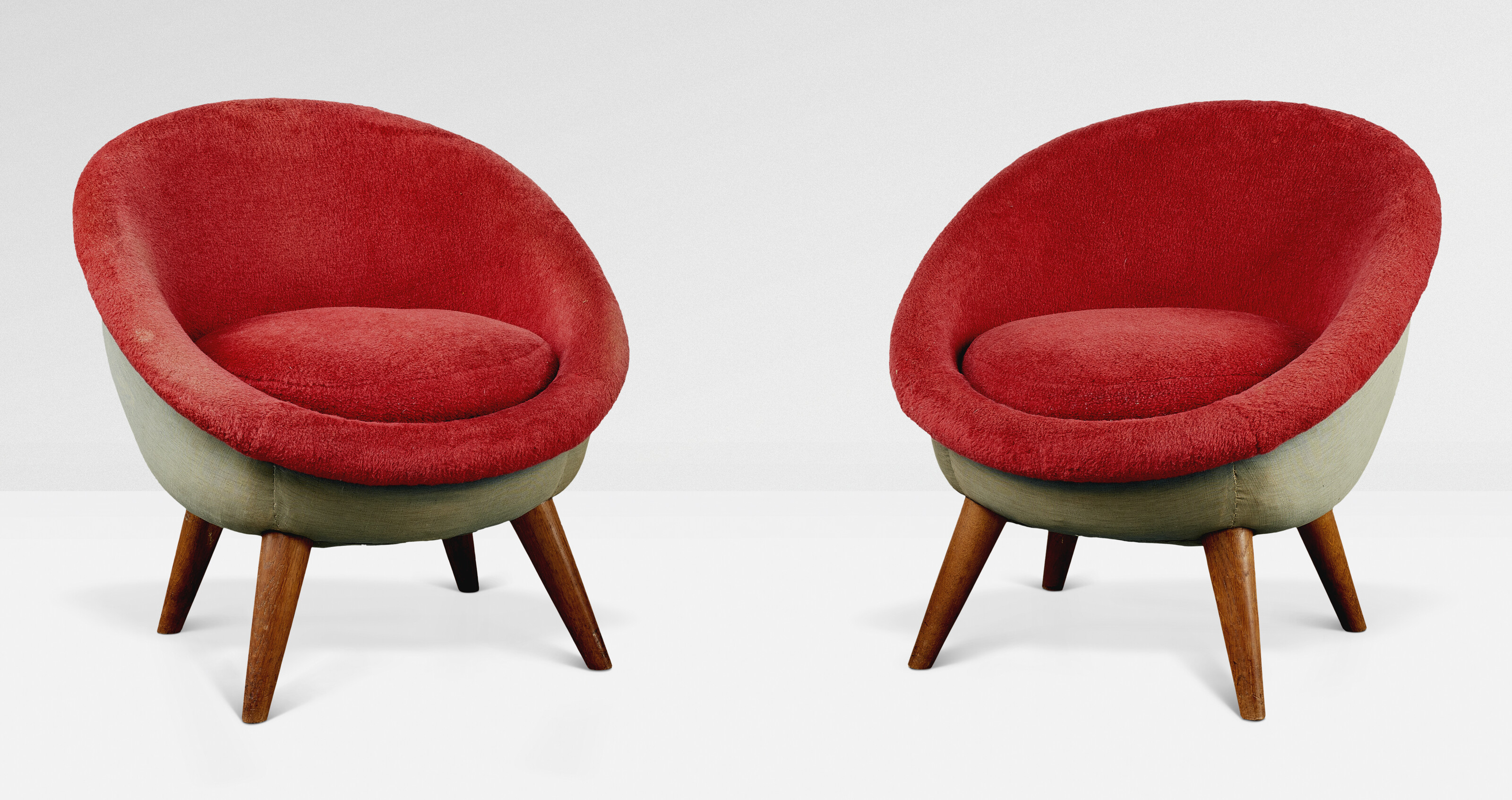 JEAN ROYÈRE (1902-1981), Paire de fauteuils 'Oeuf', version