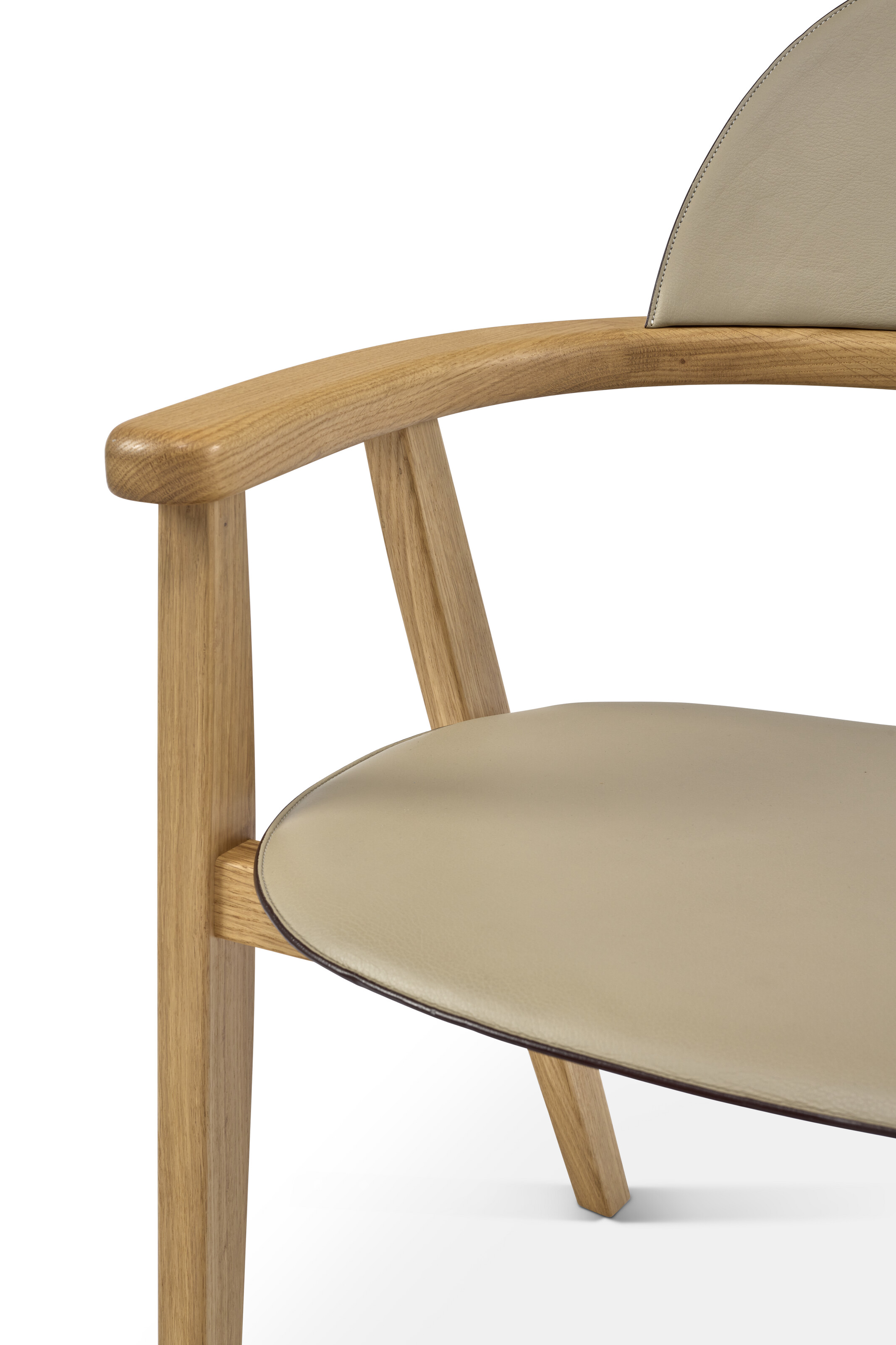 A GRIS TOURTERELLE TAURILLON LEATHER & OAK WOOD MÉTIERS CHAIR