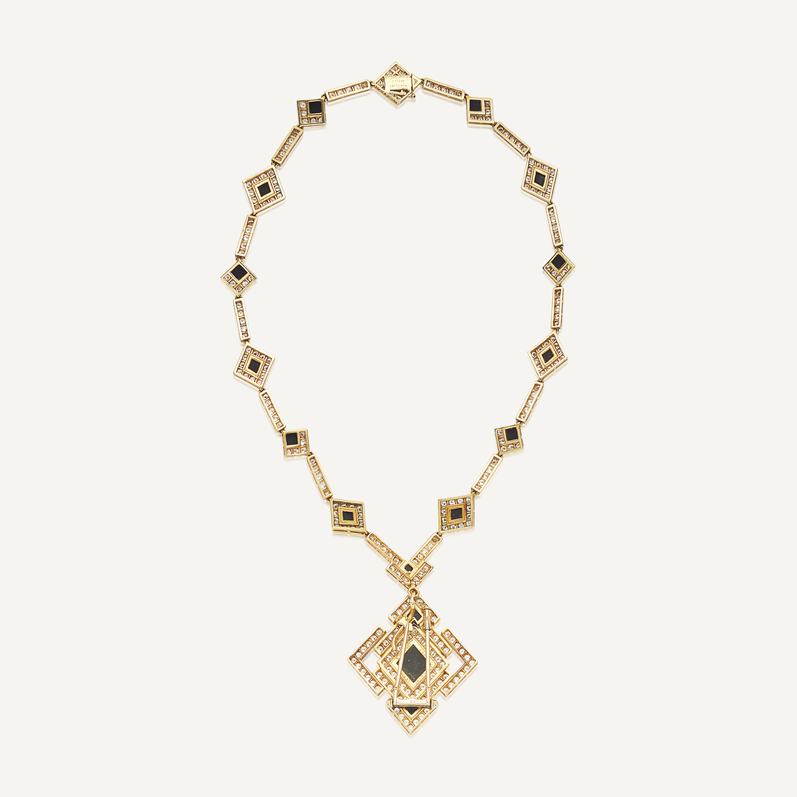 VAN CLEEF ARPELS ENSEMBLE COMPRENANT UN COLLIER AVEC PENDENTIF