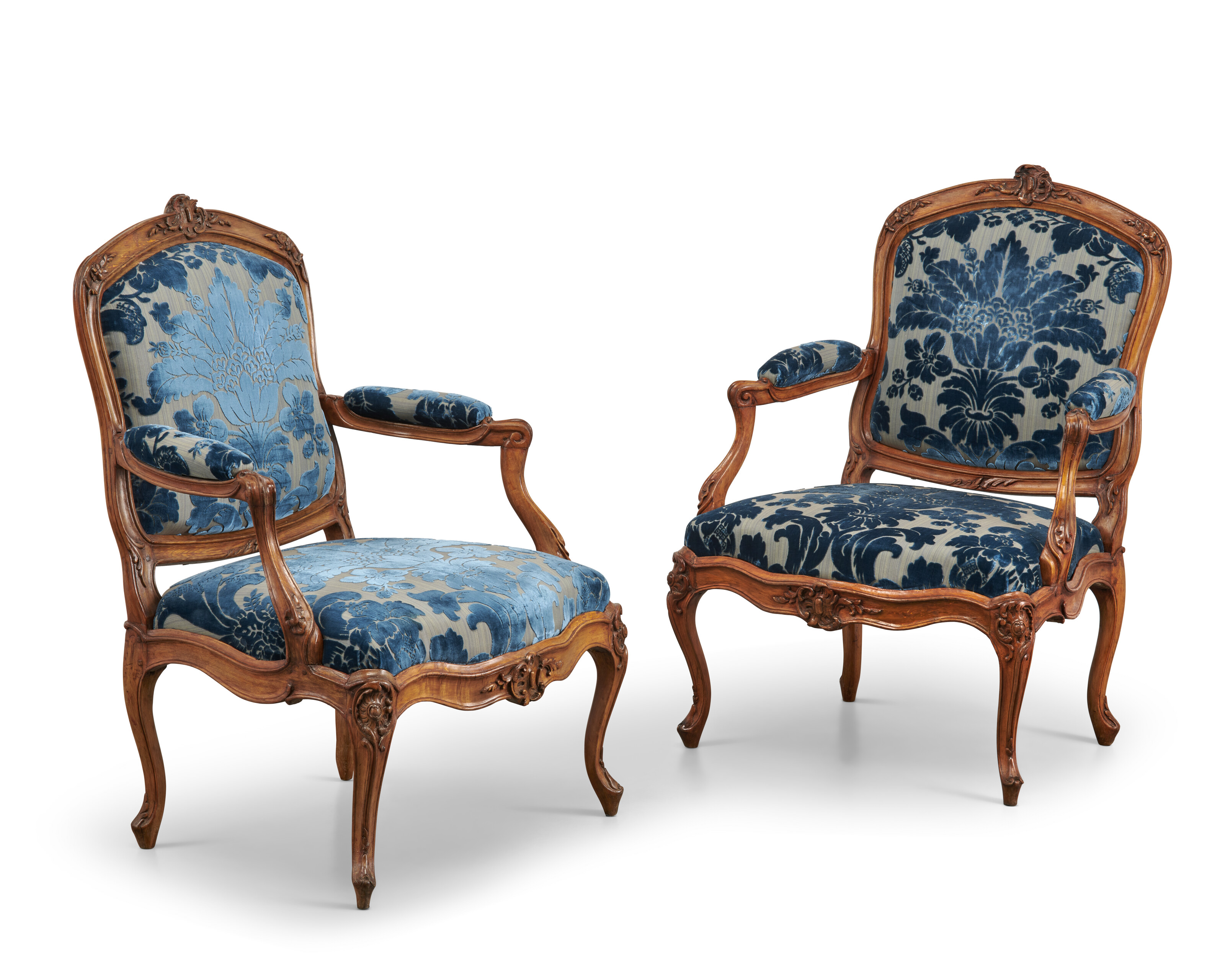 Les fauteuils de salon de style Louis XV sont des meubles