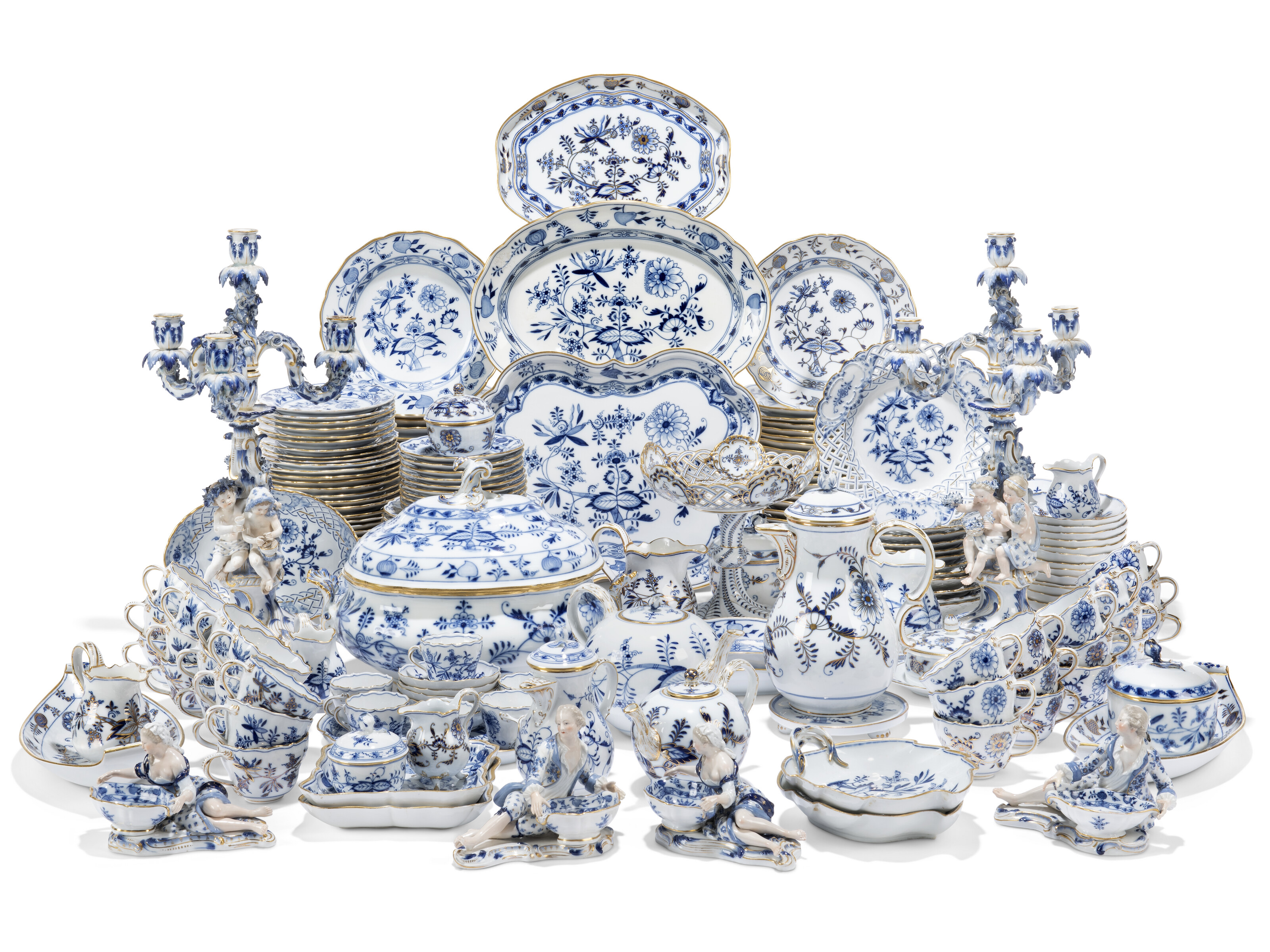 AN EXTENSTIVE MEISSEN PORCELAIN COMPOSITE BLUE AND WHITE ONION