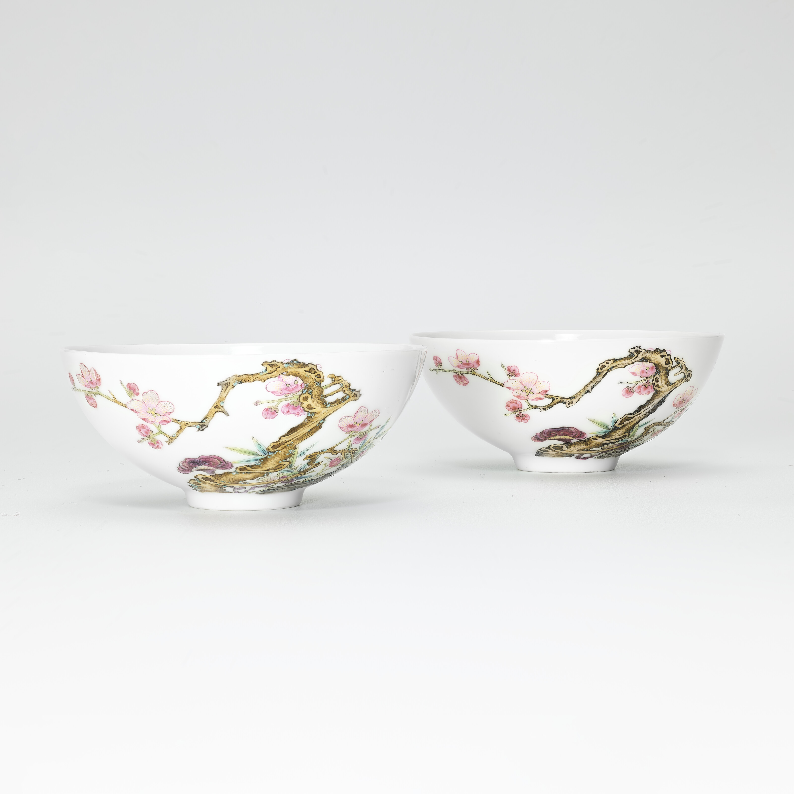 【2024福袋】 A FINE AND VERY RARE PAIR OF FAMILLE ROSE 'PRUNUS AND 食器