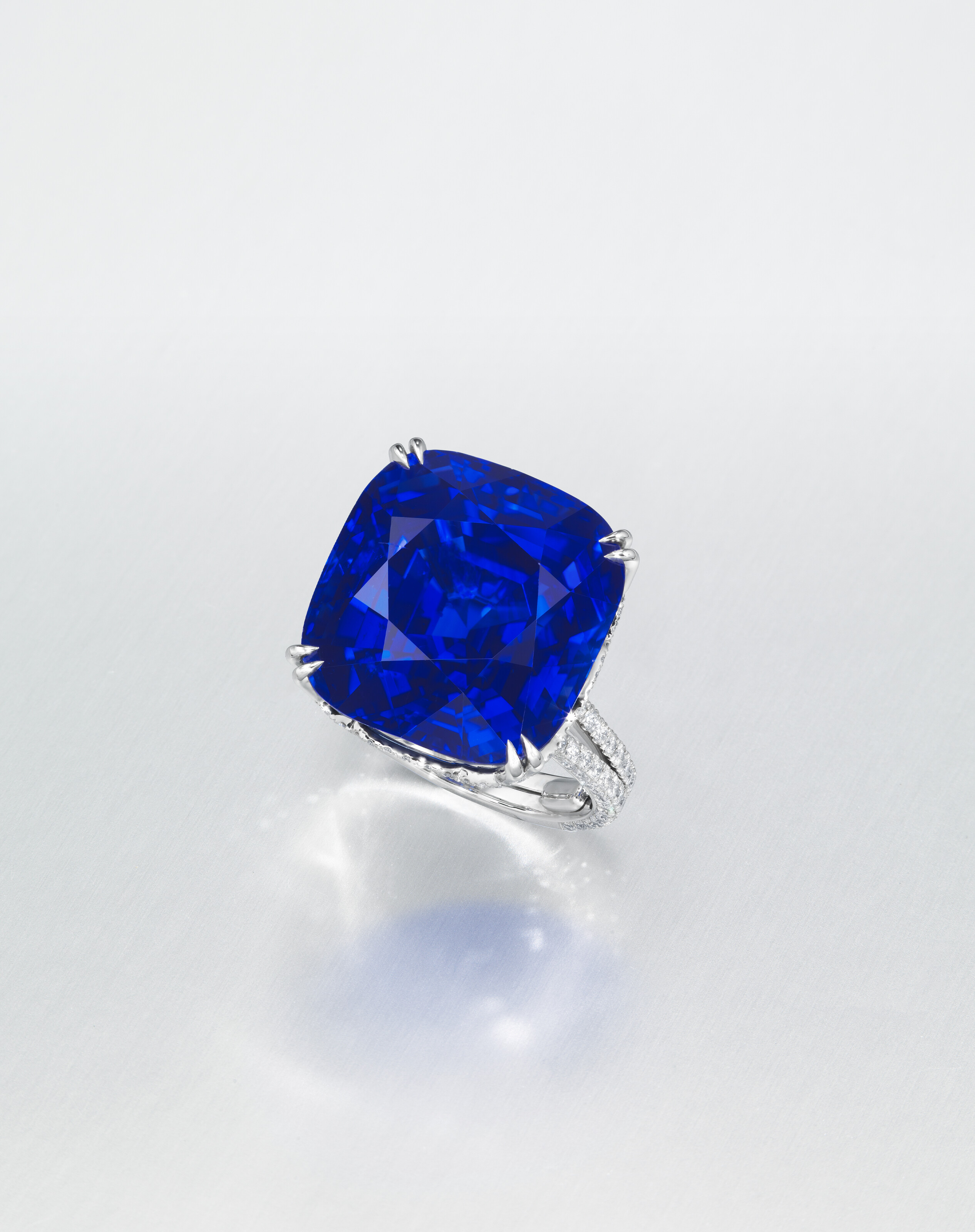 The Regent Kashmir天然藍寶石及鑽石戒指。此拍品於2025年5月在佳士得香港瑰麗珠寶及翡翠首飾拍賣中售出，成交價港元74,675,000