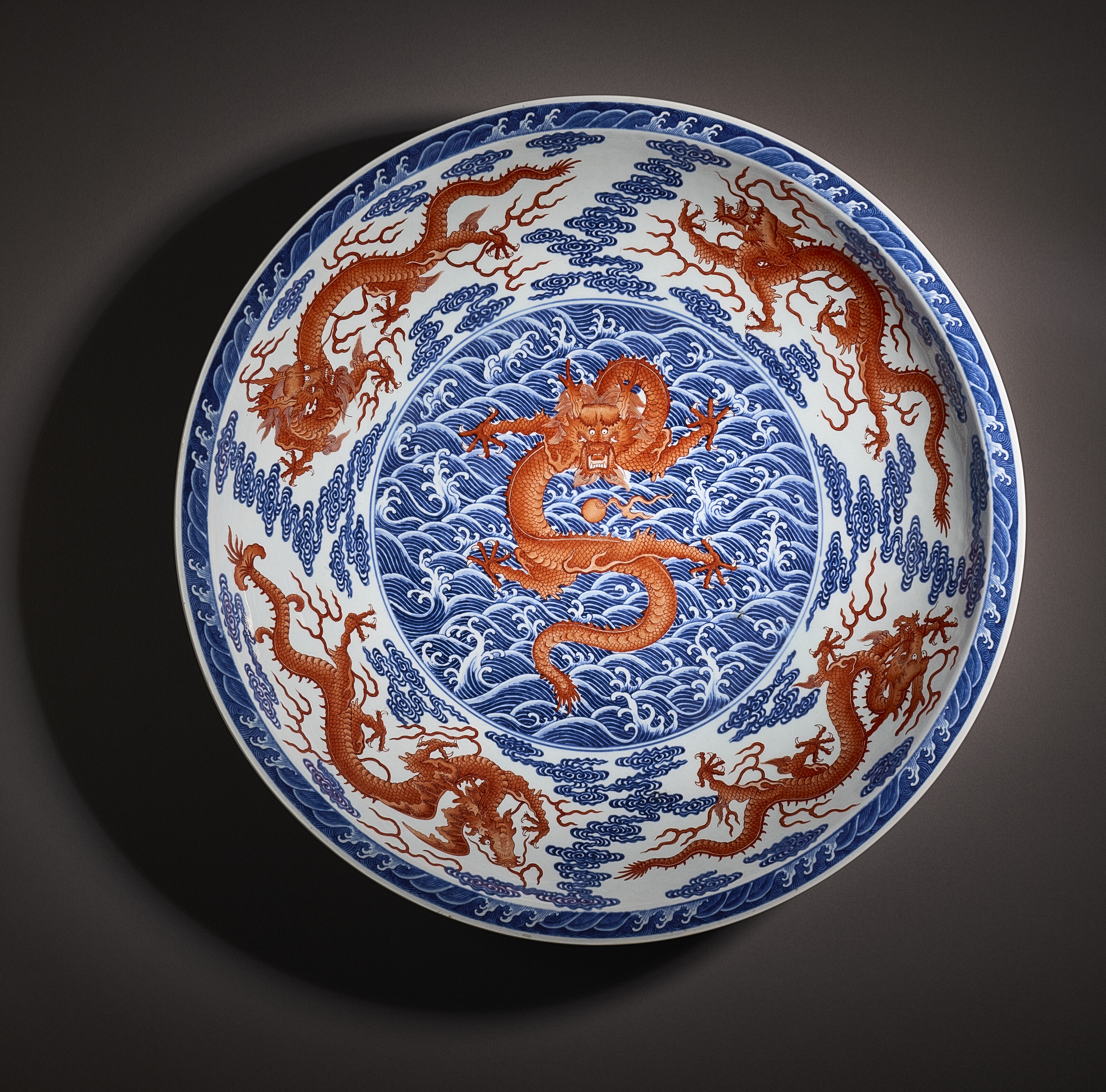 清乾隆青花礬紅彩龍紋大盤六字篆書款, QIANLONG SEAL MARK IN 