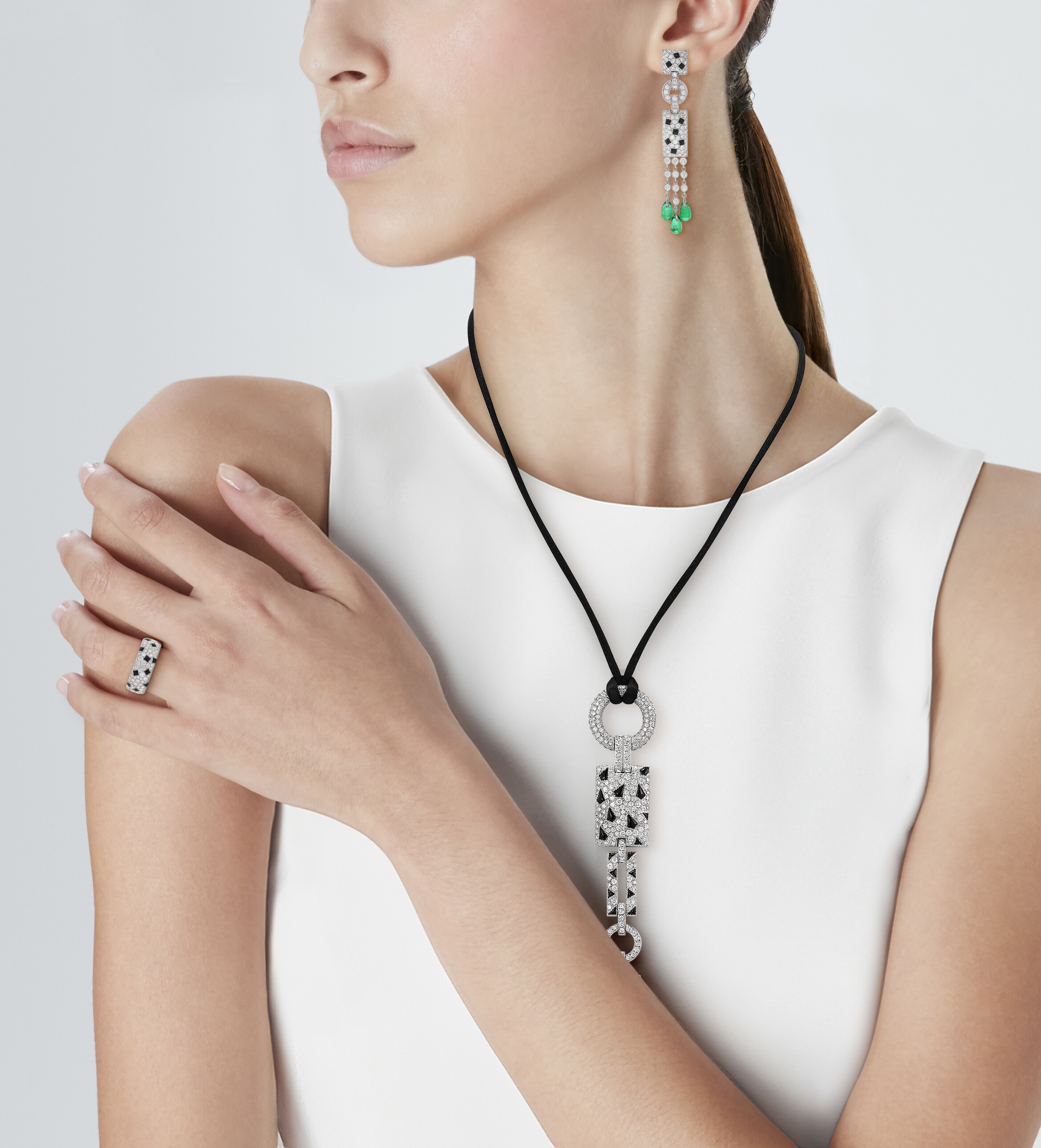 CARTIER GROUP OF DIAMOND, EMERALD AND ONYX 'PANTHÈRE' JEWELRY image 2
