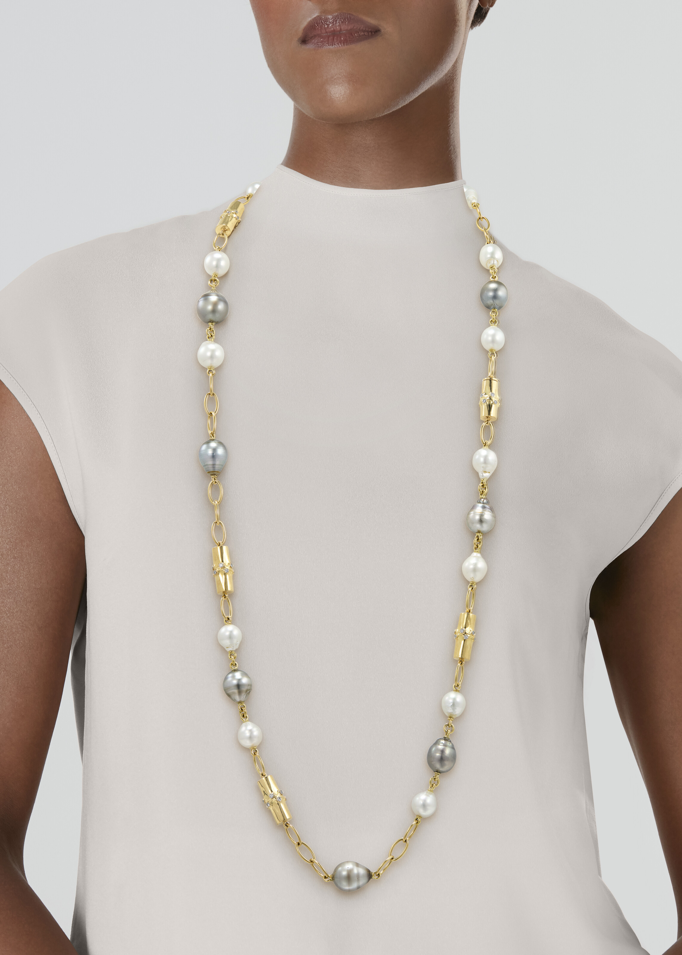 VERDURA SET OF BAROQUE CULTURED PEARL AND DIAMOND JEWELRY image 3