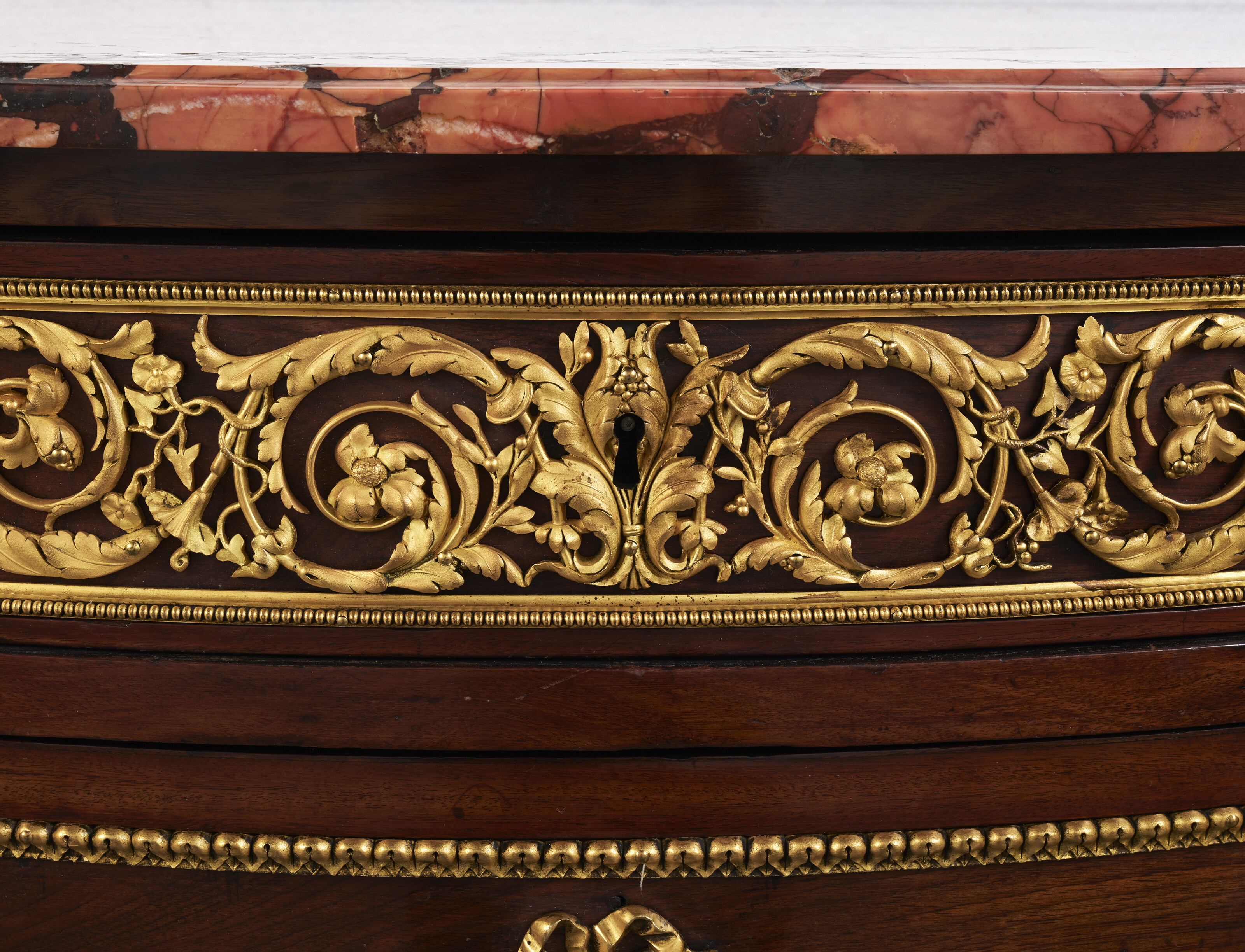 Demi-lune de style Louis XVI de la seconde moitié du XIXème siècle