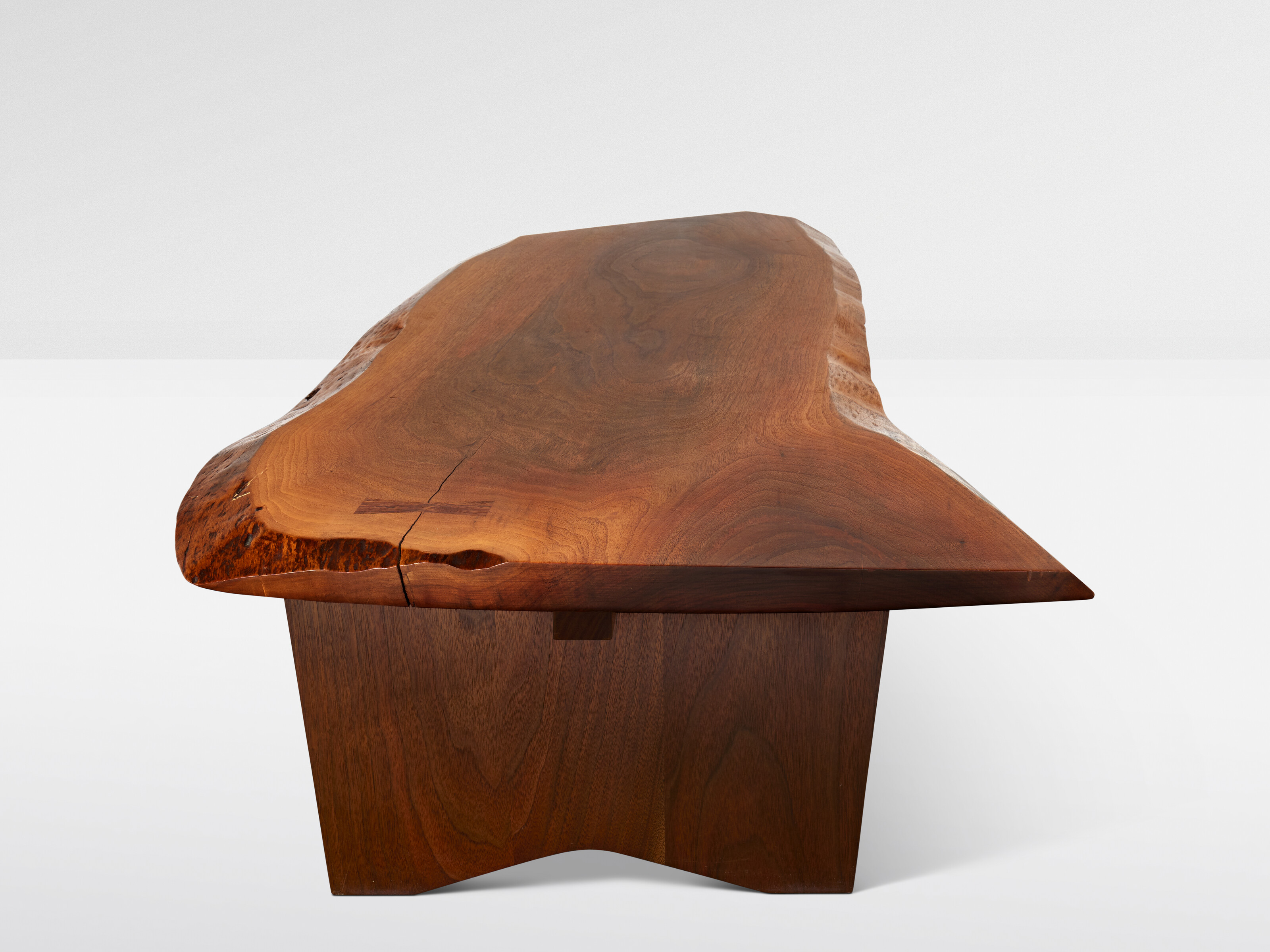 George Nakashima, R bench, 1972, offered in Design on 21 May 2025 at Christie's in Paris