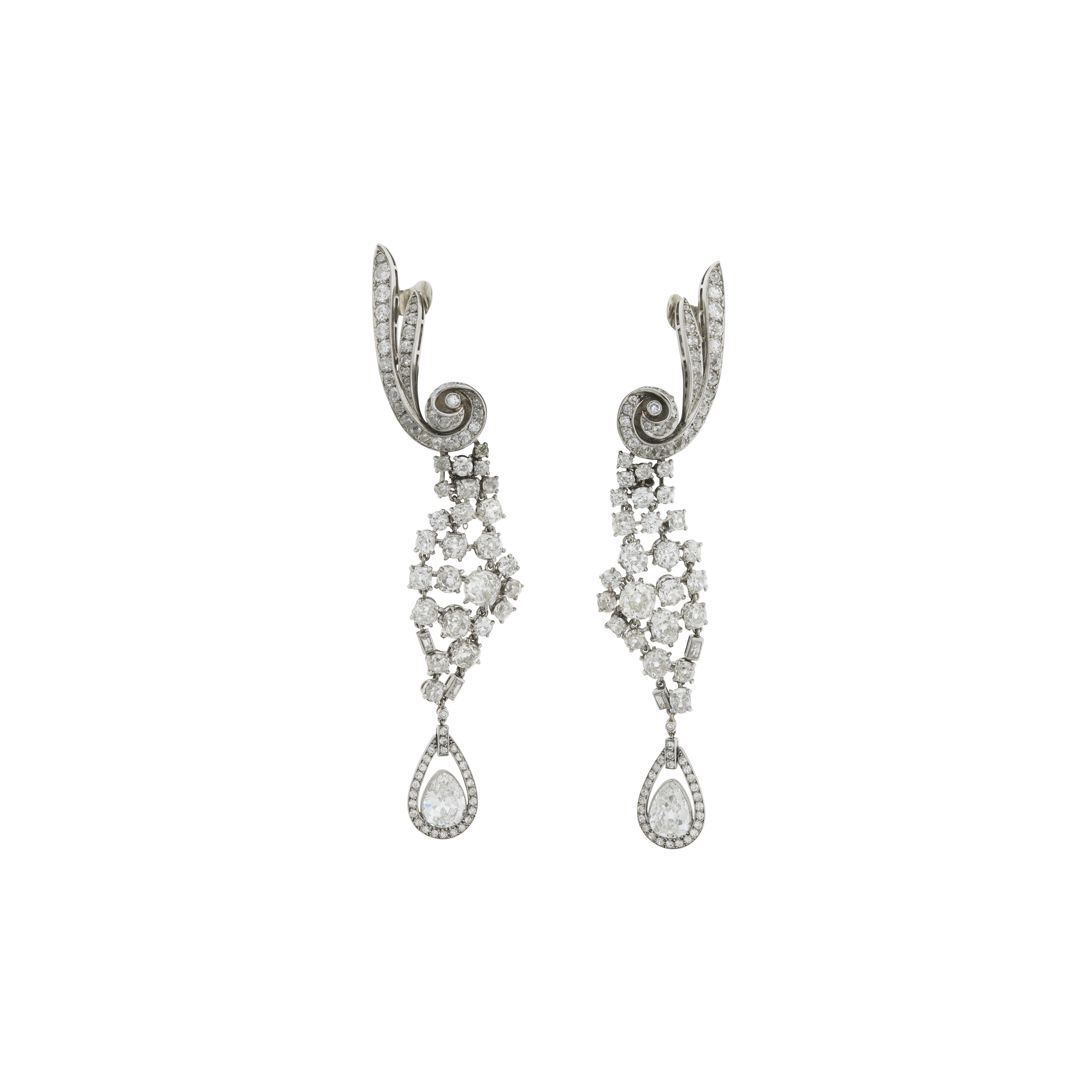 CHAUMET PAIRE DE BOUCLES D’OREILLES DIAMANTS