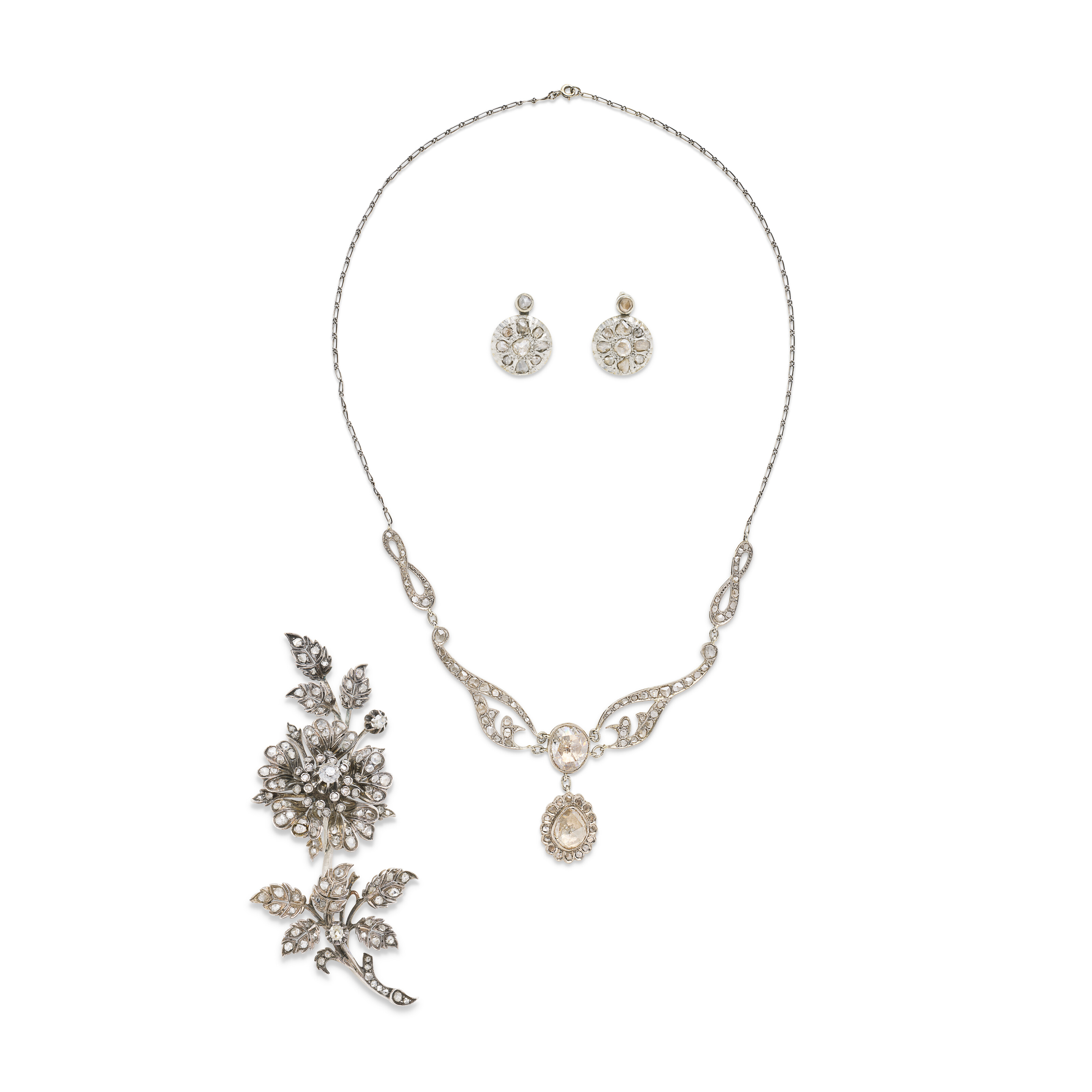 NO RESERVE - COLLIER, BROCHE ET PAIRE DE BOUCLES D'OREILLES DIAMANTS FIN DU XIXe SIÈCLE