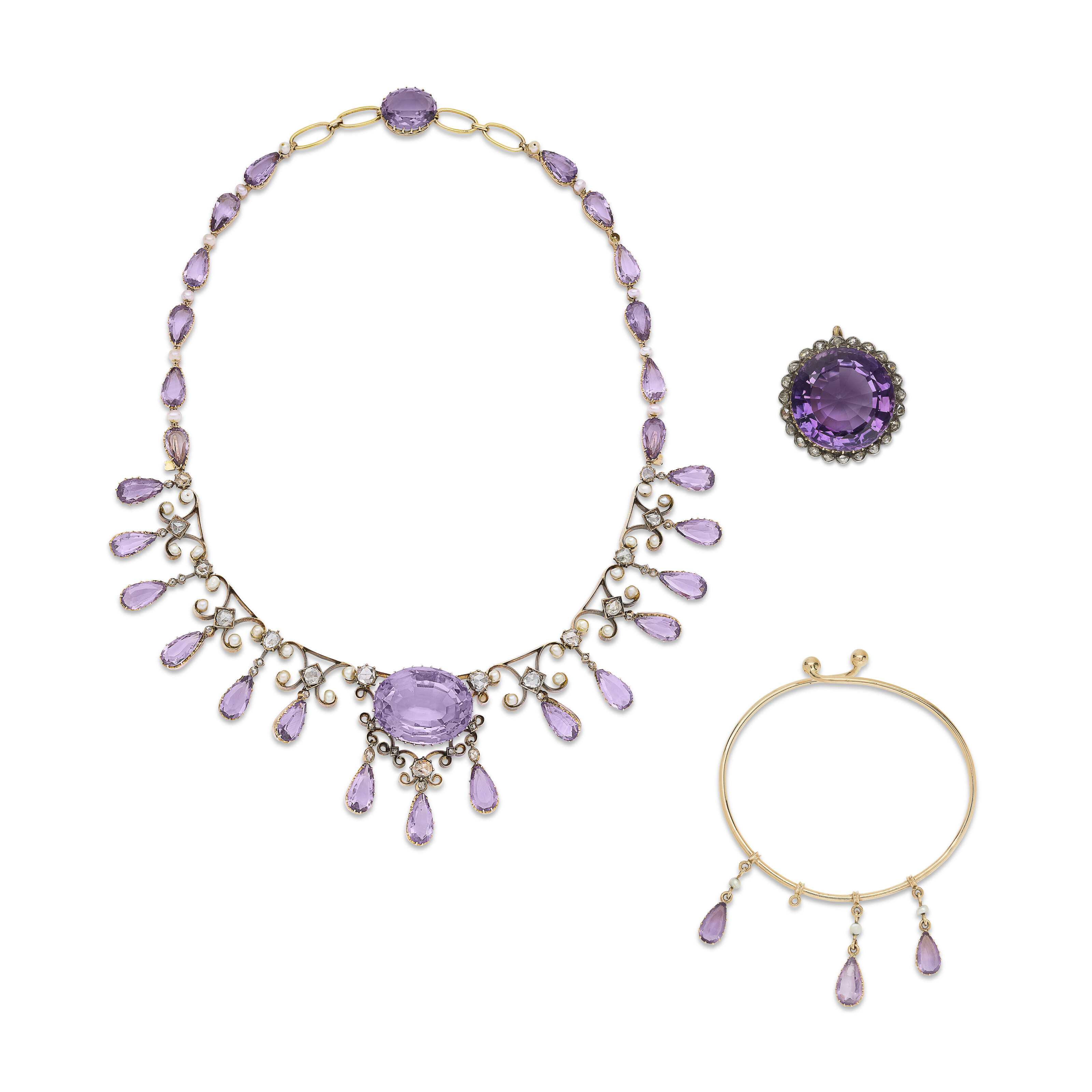 COLLIER TRANSFORMABLE, BROCHE TRANSFORMABLE ET PAIRE DE BOUCLES D'OREILLES AMÉTHYSTES, PERLES ET DIAMANTS FIN DU XIXe SIÈCLE