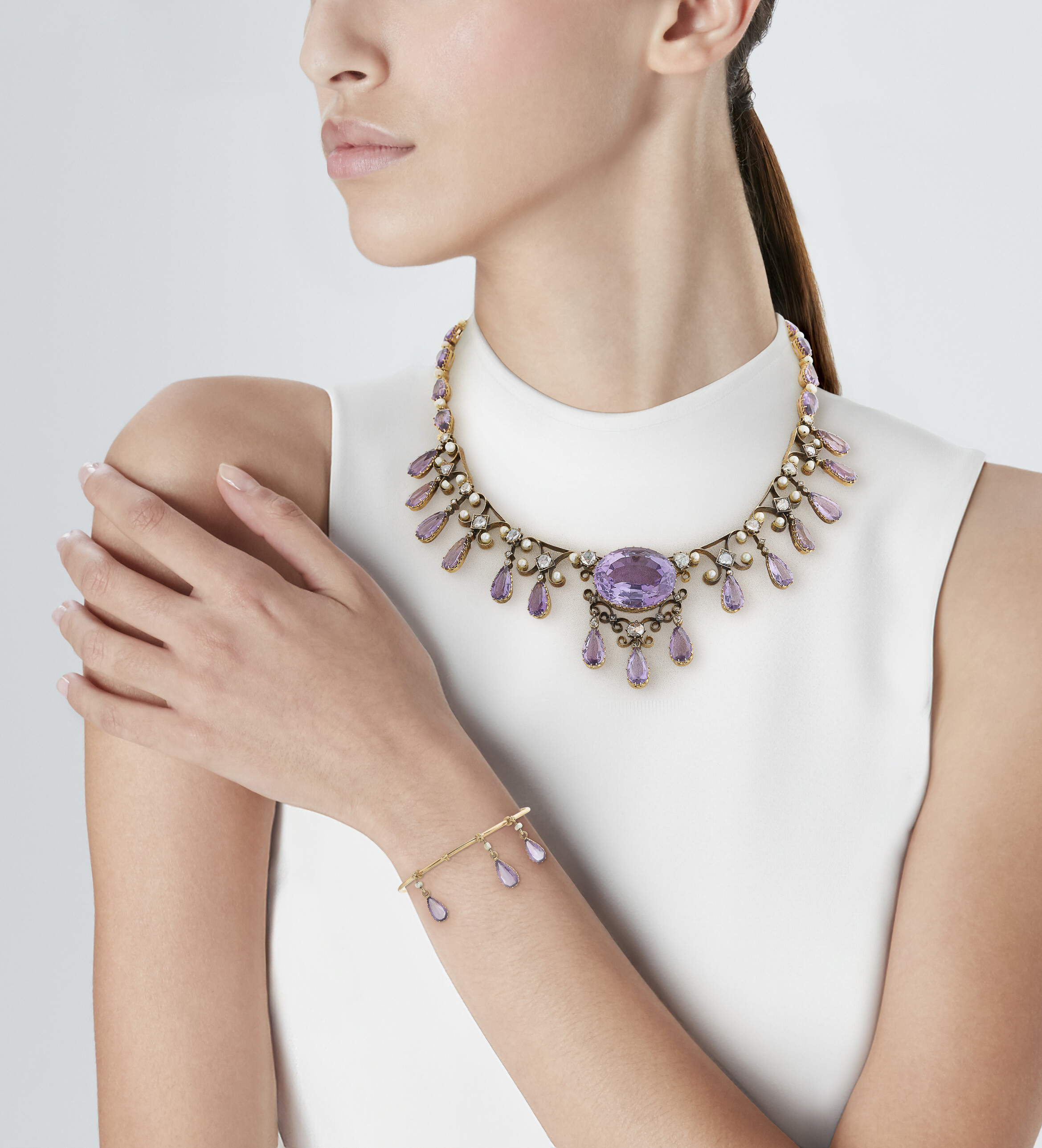 COLLIER TRANSFORMABLE, BROCHE TRANSFORMABLE ET PAIRE DE BOUCLES D'OREILLES AMÉTHYSTES, PERLES ET DIAMANTS FIN DU XIXe SIÈCLE image 16