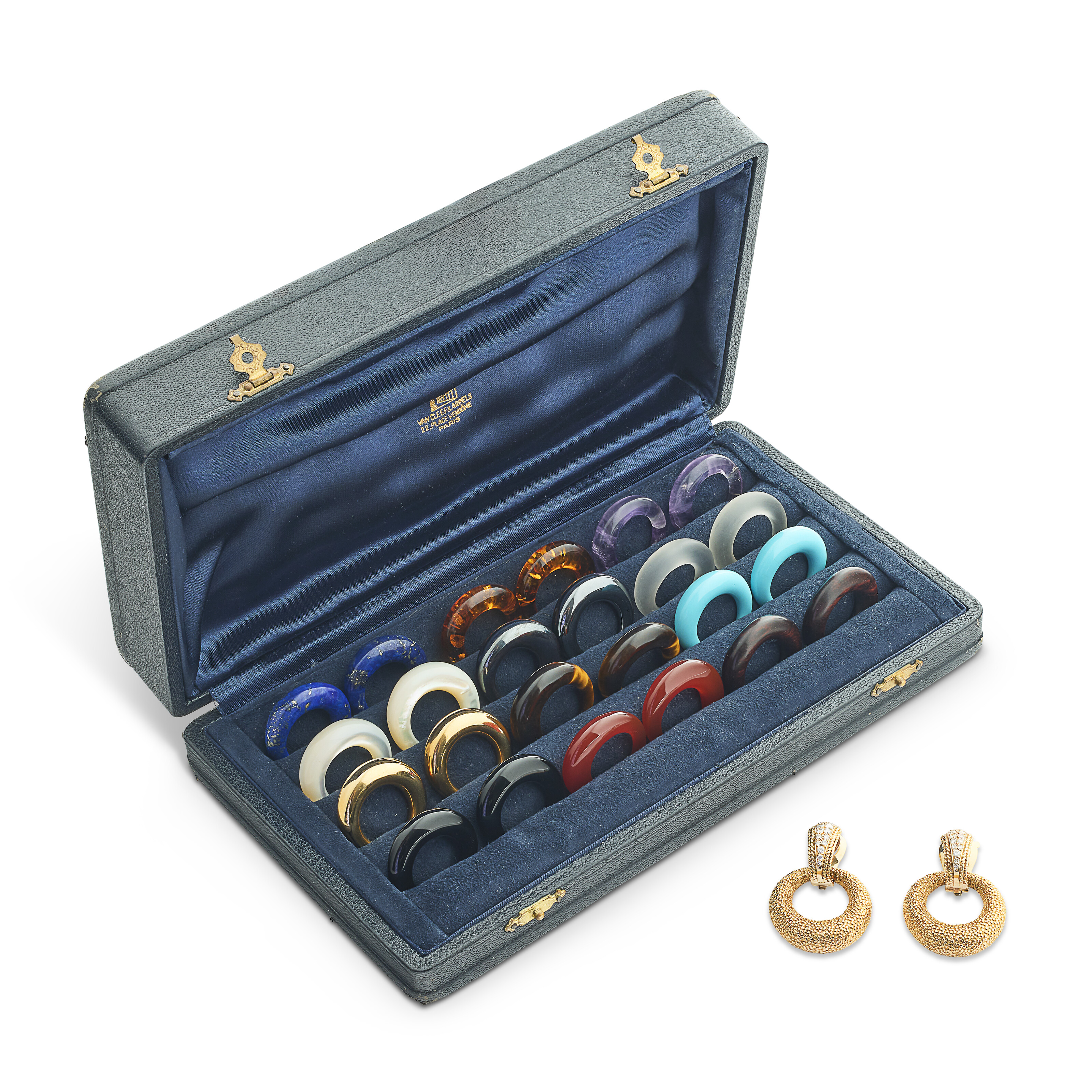 VAN CLEEF & ARPELS PAIRE DE BOUCLES D'OREILLES INTERCHANGEABLES PIERRES DE COULEURS, AMBRE, BOIS D'AMOURETTE, NACRE, DIAMANTS ET OR 'PHILIPPINE'