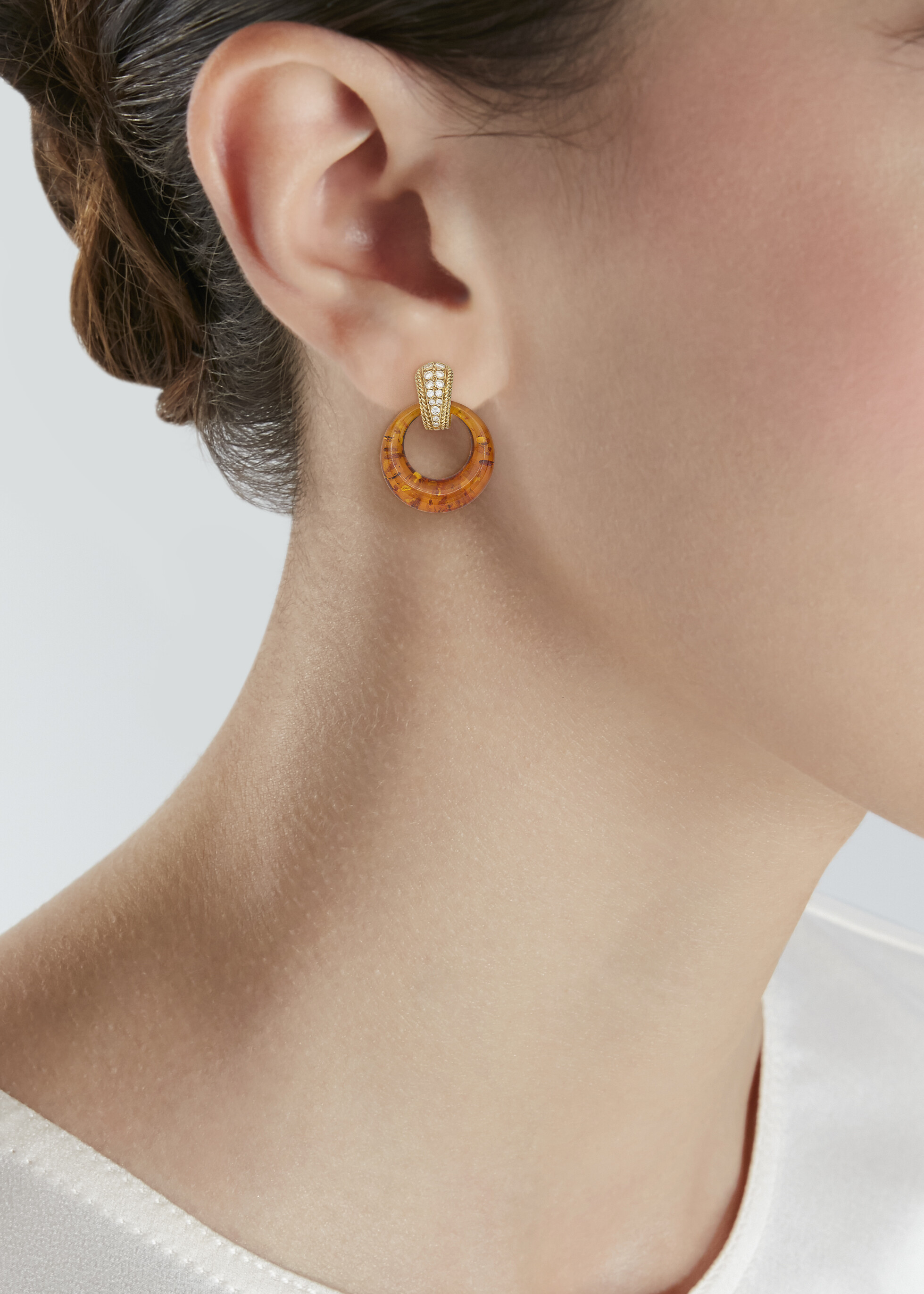 VAN CLEEF & ARPELS PAIRE DE BOUCLES D'OREILLES INTERCHANGEABLES PIERRES DE COULEURS, AMBRE, BOIS D'AMOURETTE, NACRE, DIAMANTS ET OR 'PHILIPPINE' image 11