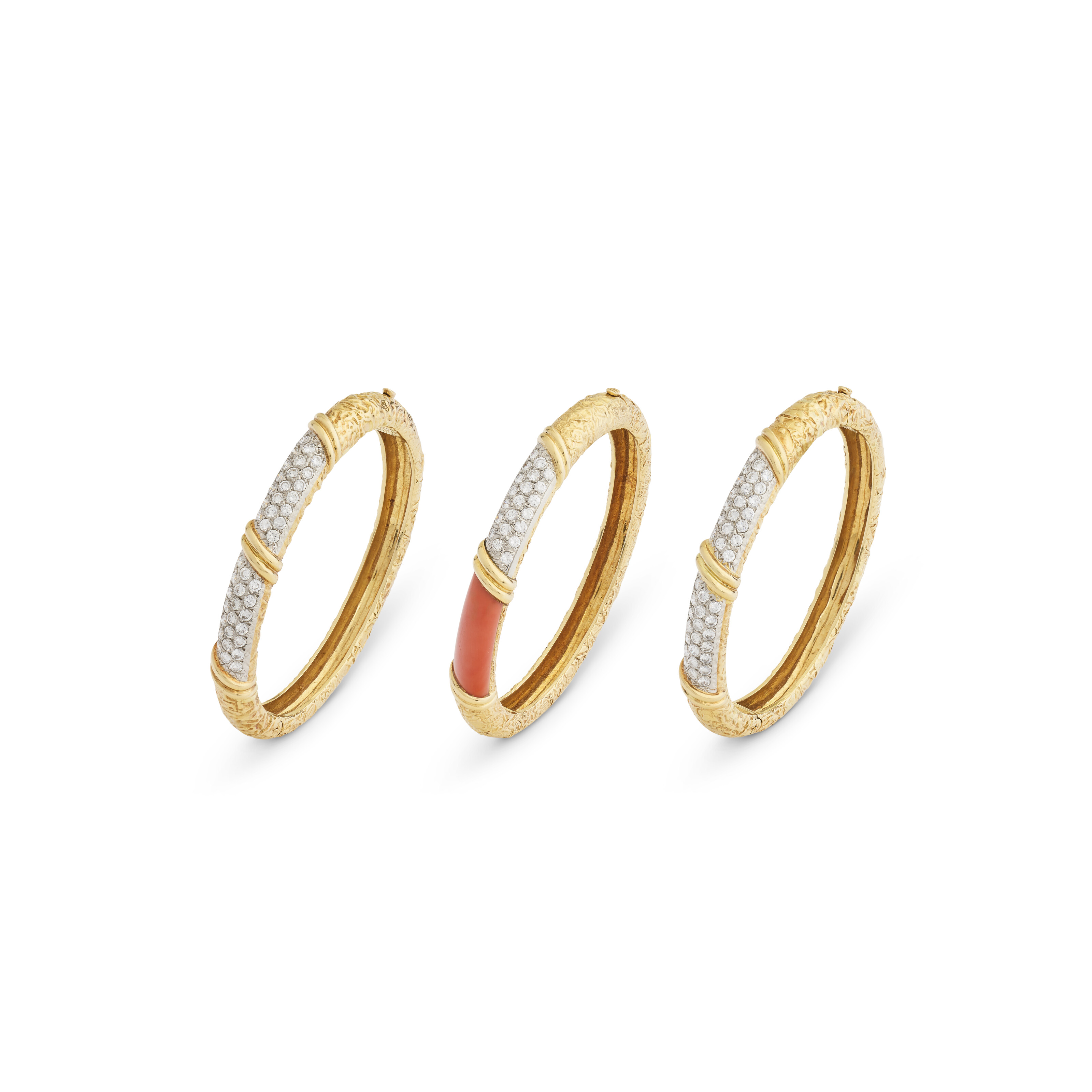 VAN CLEEF & ARPELS TROIS BRACELETS JONC CORAIL ET DIAMANTS