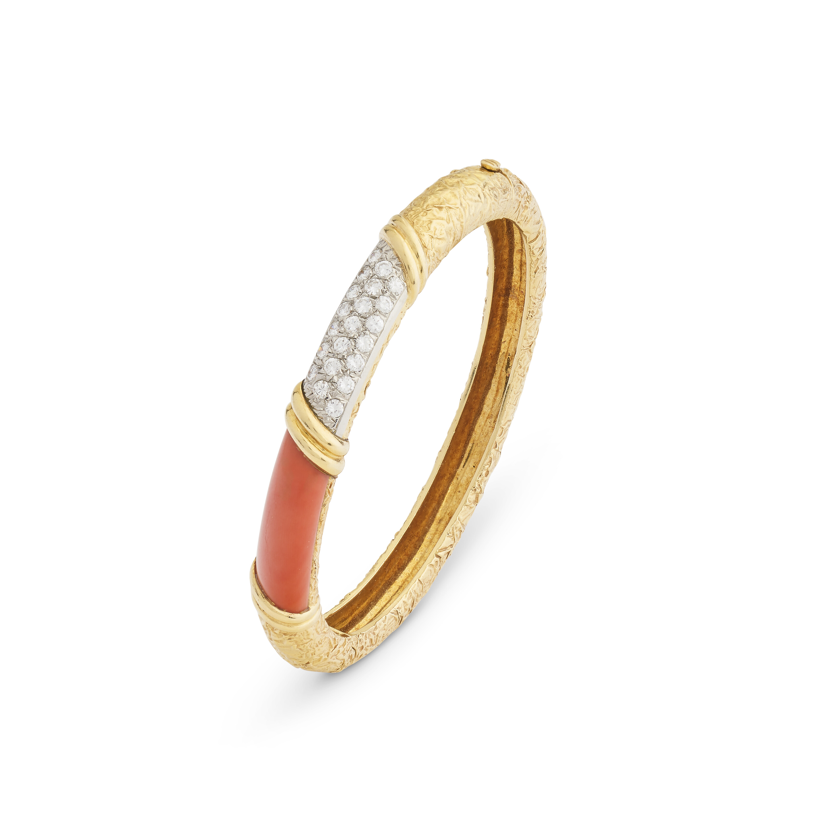 VAN CLEEF & ARPELS TROIS BRACELETS JONC CORAIL ET DIAMANTS image 4