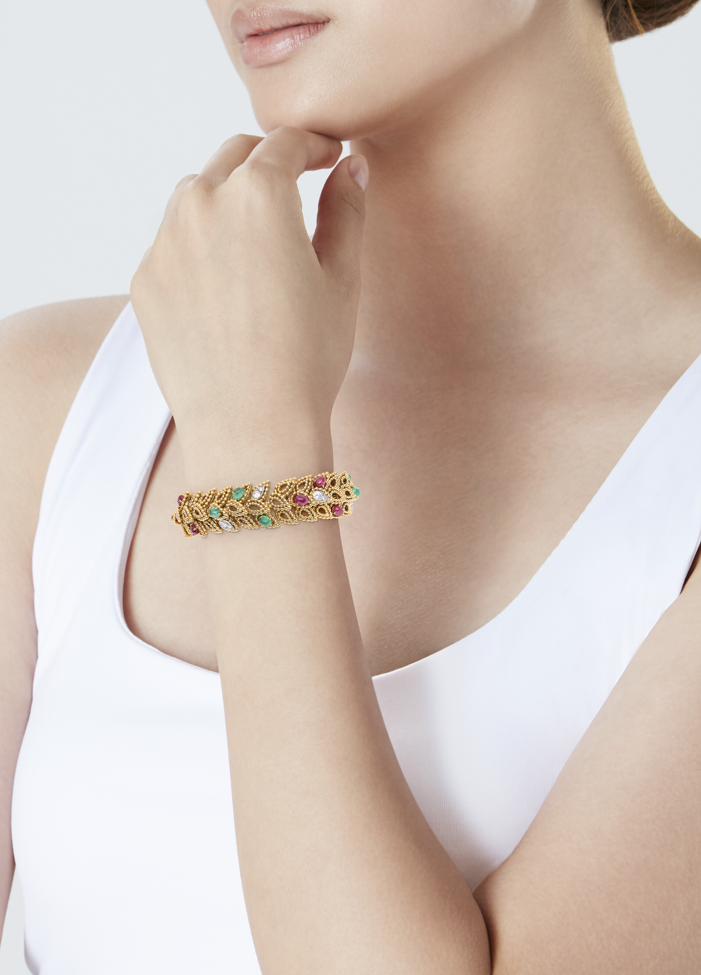 VAN CLEEF & ARPELS BRACELET RUBIS, ÉMERAUDES ET DIAMANTS image 4