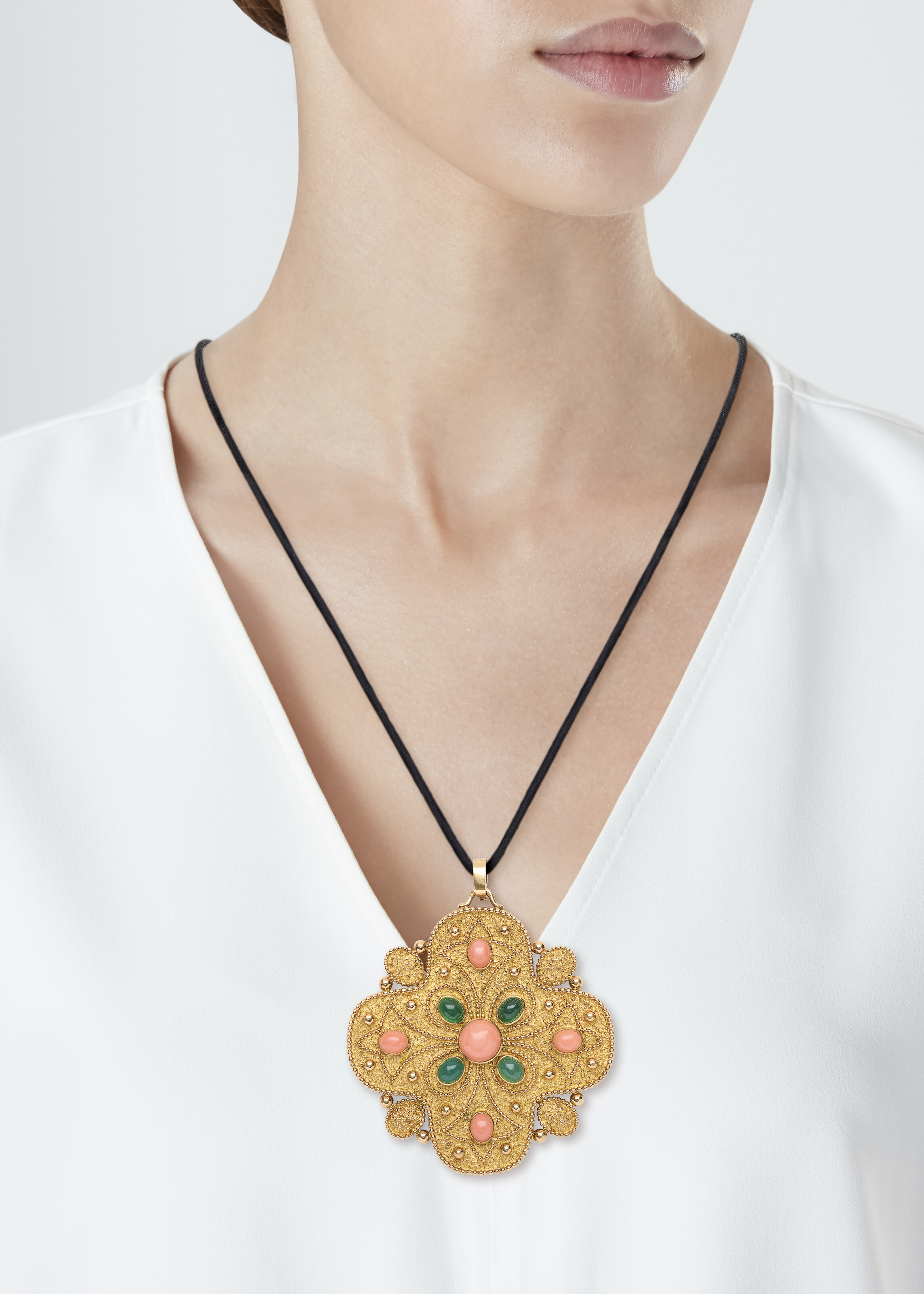VAN CLEEF & ARPELS PENDENTIF CORAIL ET CHRYSOPRASE image 3