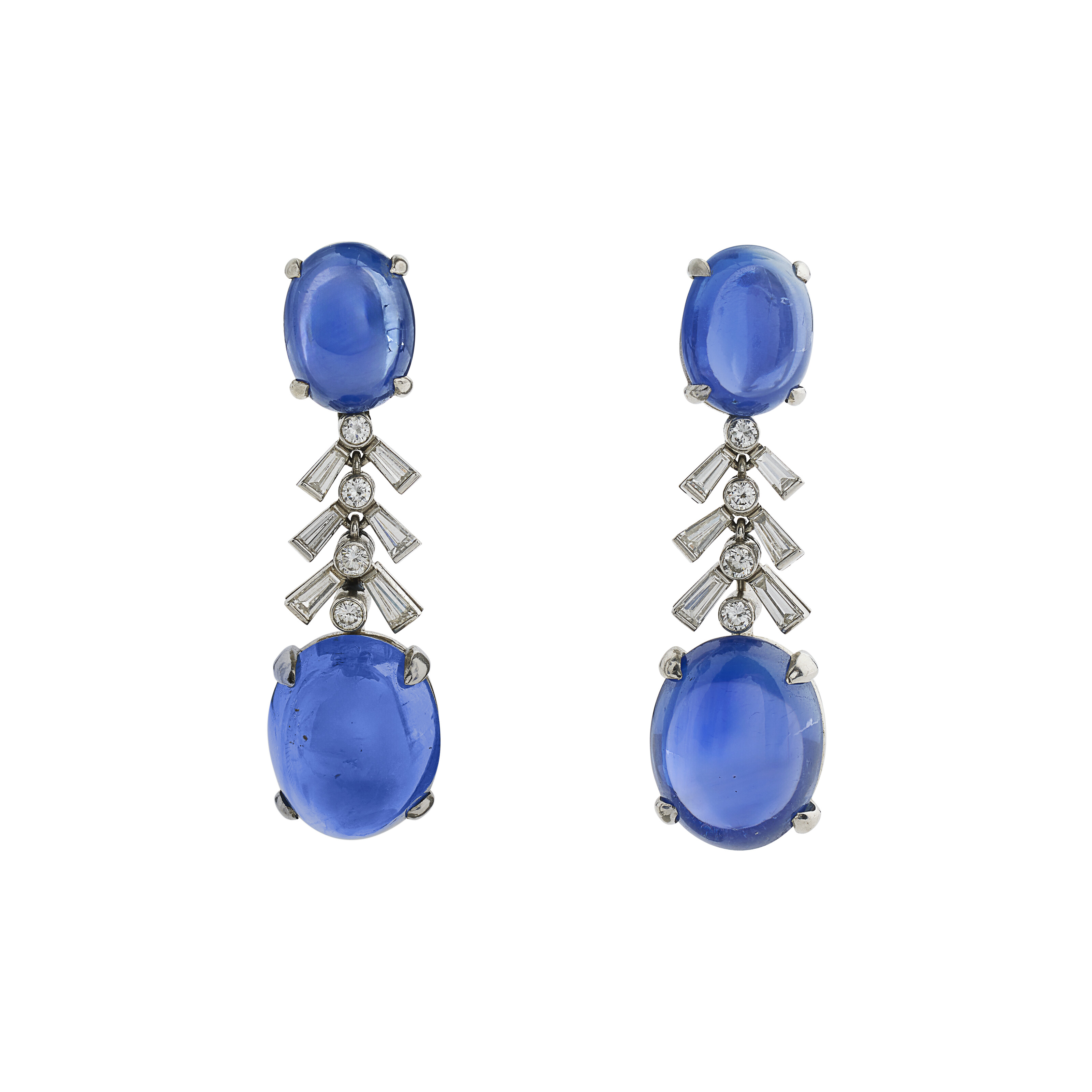 PAIRE DE BOUCLES D’OREILLES SAPHIRS ET DIAMANTS